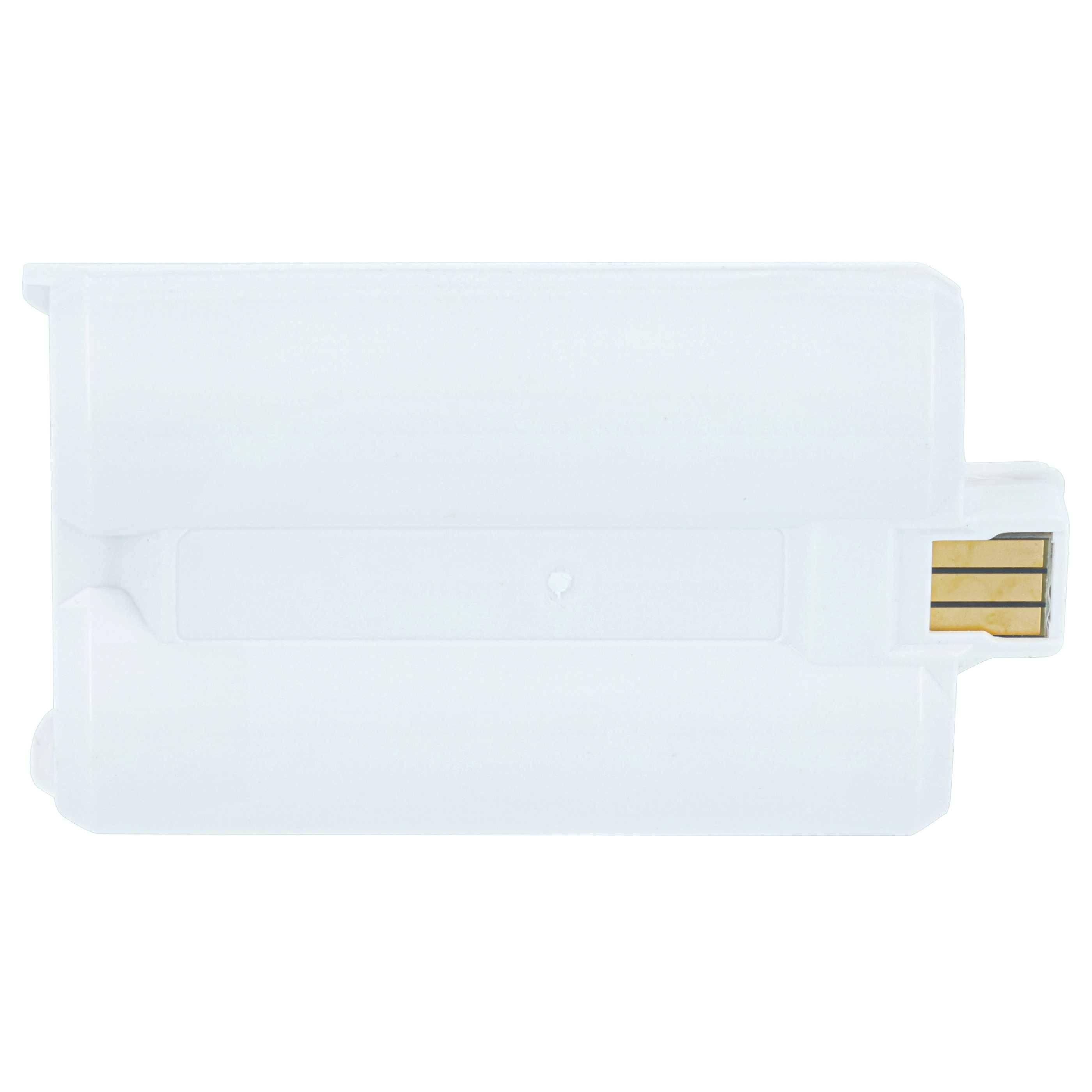 Ein weißer USB-Stick mit teilweise ausgefahrenem Stecker, vor einem neutralen Hintergrund.