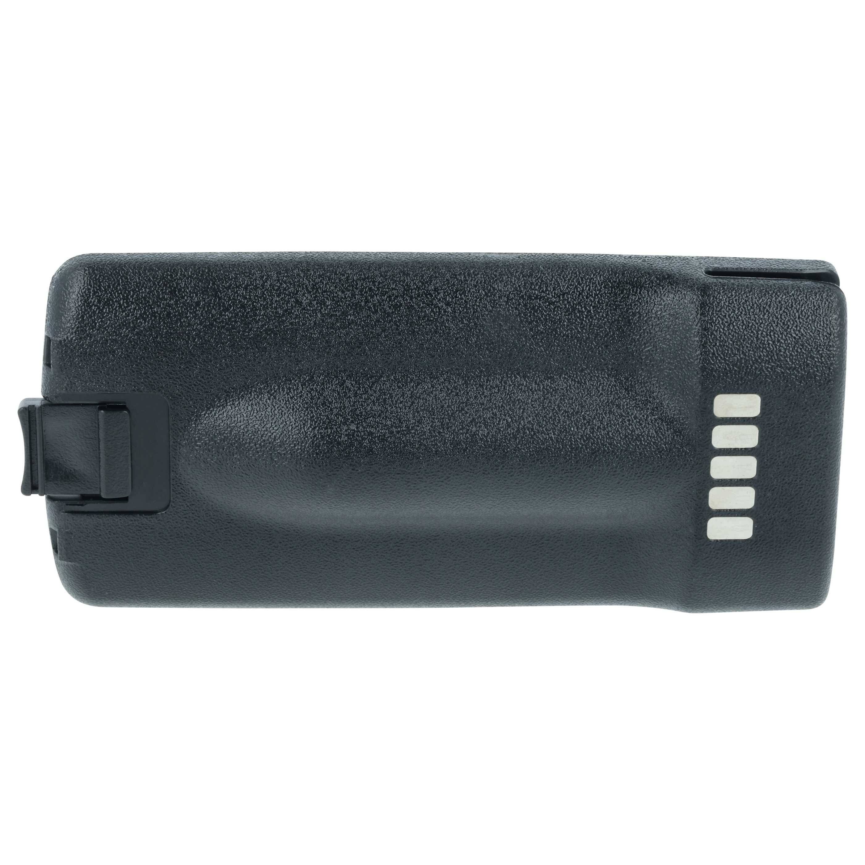 Ein schwarzes, rechteckiges Batteriefach mit vier metallischen Kontaktpunkten auf der Seite, das zur Stromversorgung von Geräten wie Radios oder Kameras verwendet wird.