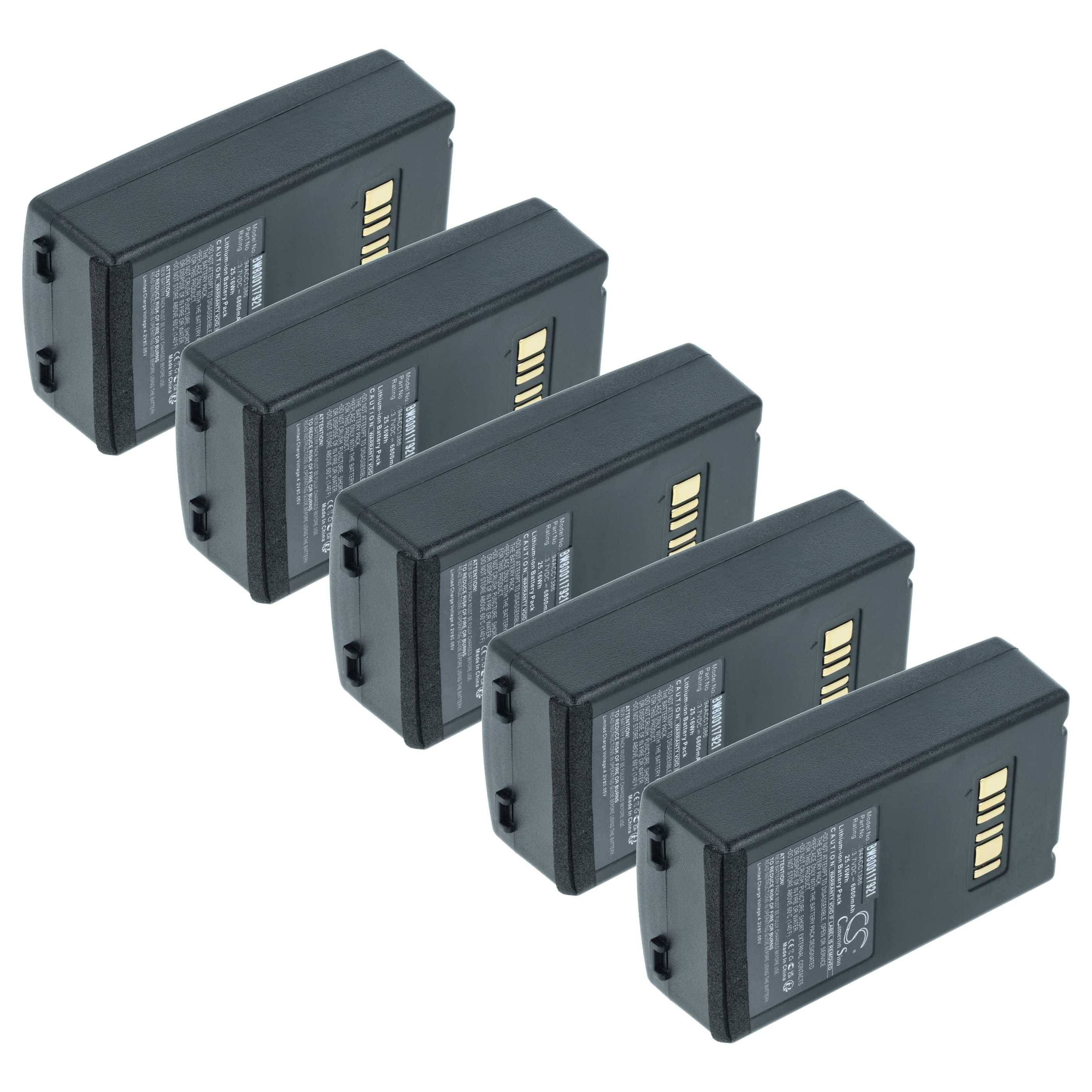 Fünf identische schwarze wiederaufladbare Batterien mit goldenen Kontakten, horizontal auf weißem Hintergrund angeordnet.