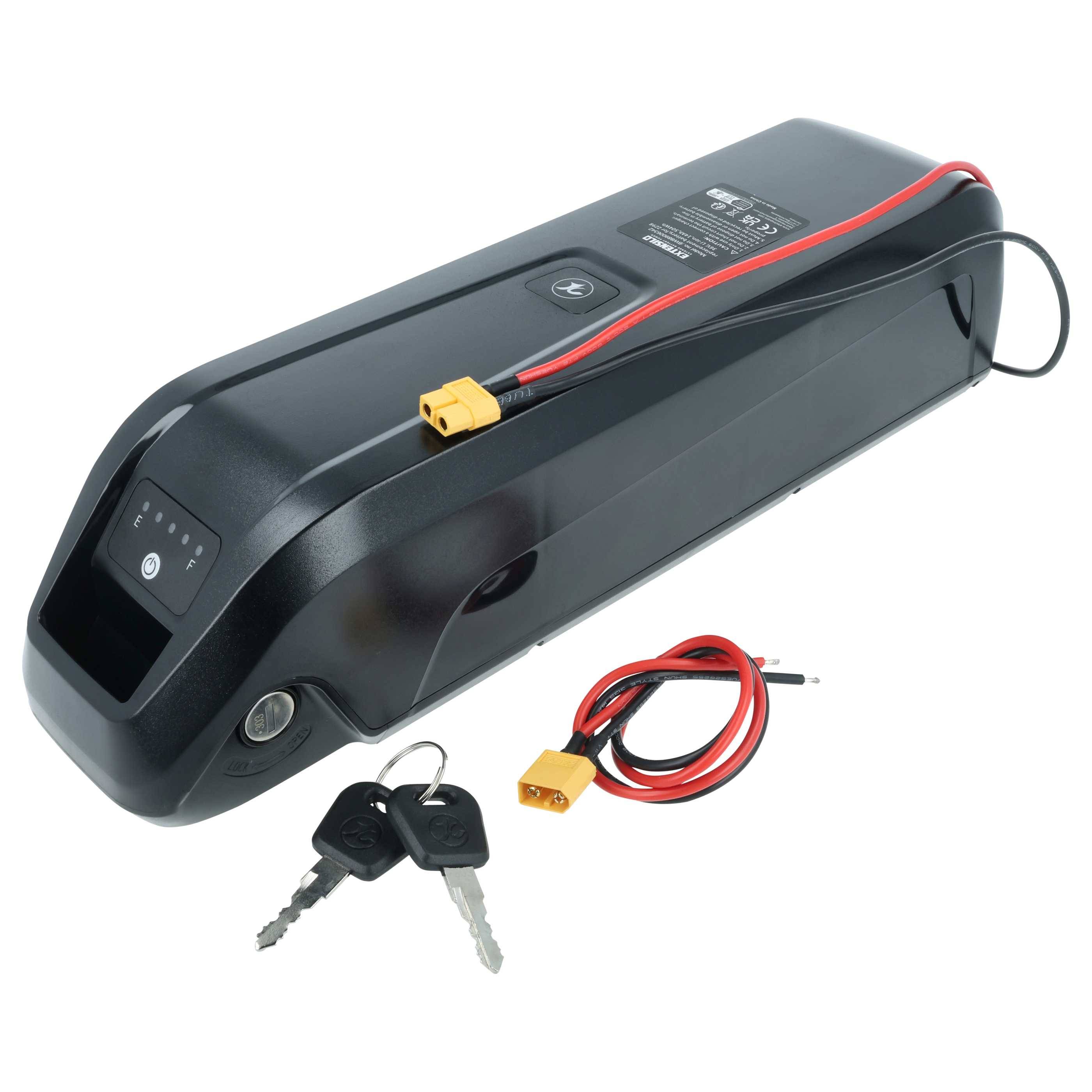 Schwarzes wiederaufladbares Batteriepack mit Stromverbinder, Schlüsseln und Ladekabel auf weißem Hintergrund.
