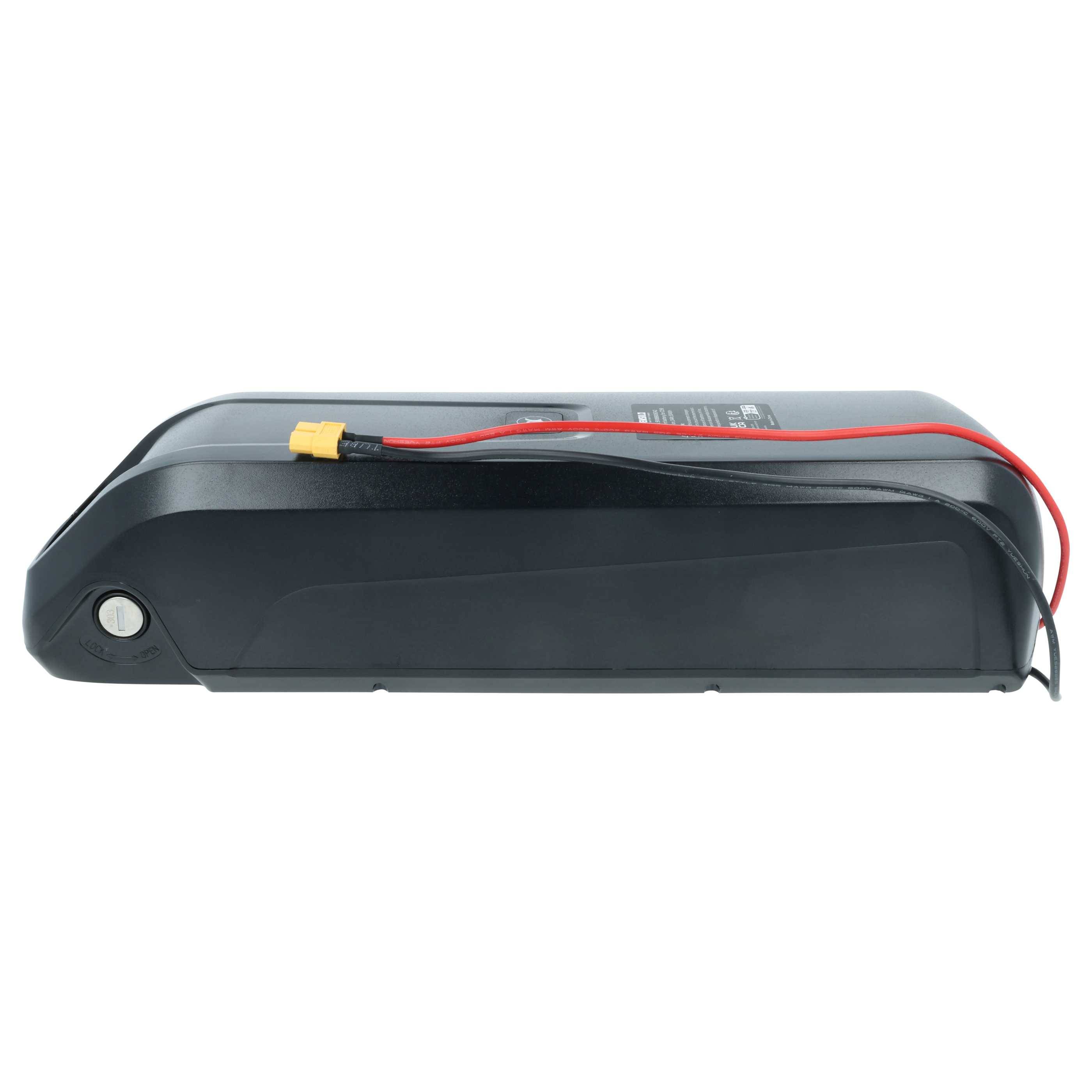 Ein schlanker schwarzer E-Bike-Akku mit einem Anschlusskabel, dargestellt in einer Seitenansicht.