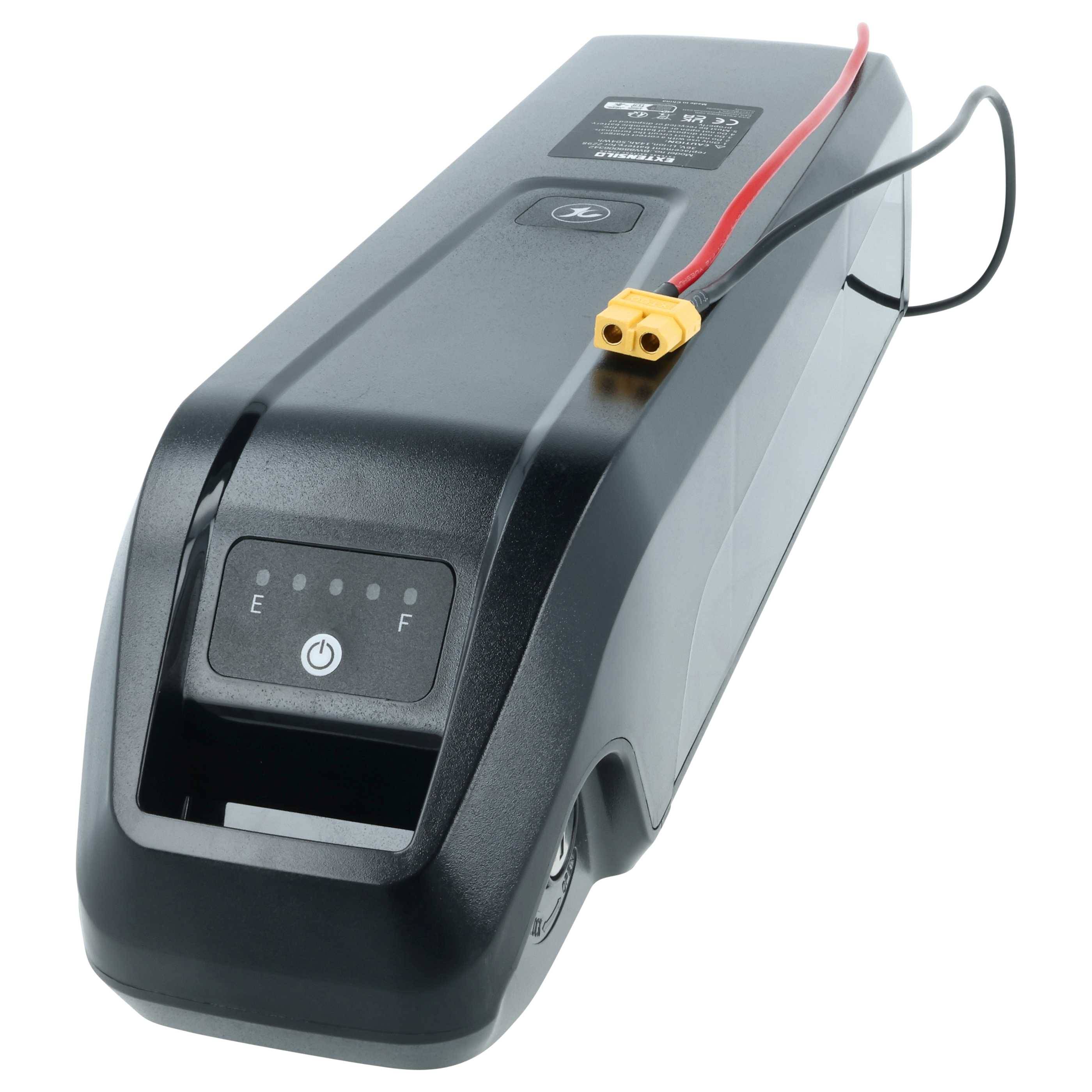 Elektrofahrrad-Batteriepak mit angebrachten roten und schwarzen Stromkabeln und gelbem Stecker auf weißem Hintergrund.