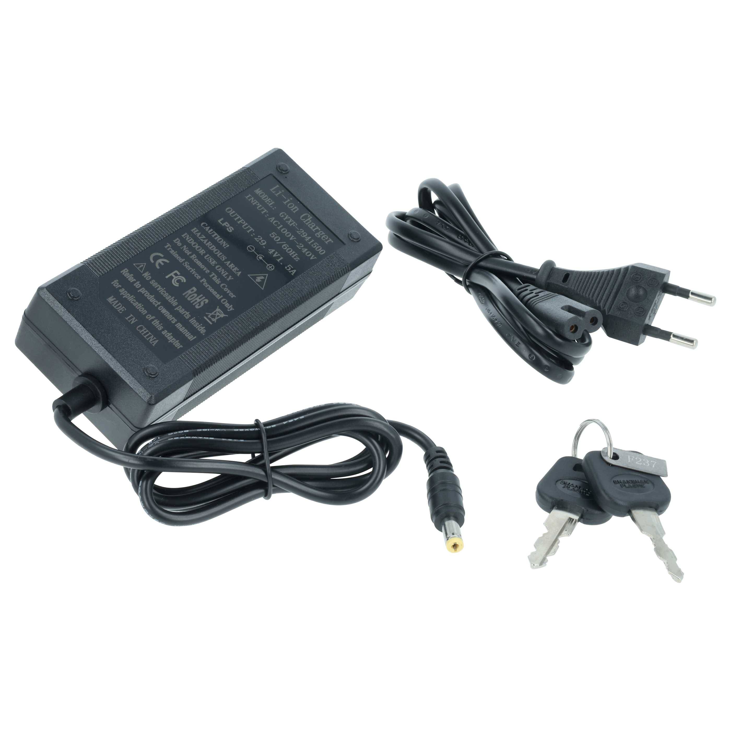 Ein schwarzer Stromanschlussadapter mit angeschlossenem Kabel und zwei Schlüsseln, daneben ein Stromkabel mit europäischem Stecker, auf weißem Hintergrund.