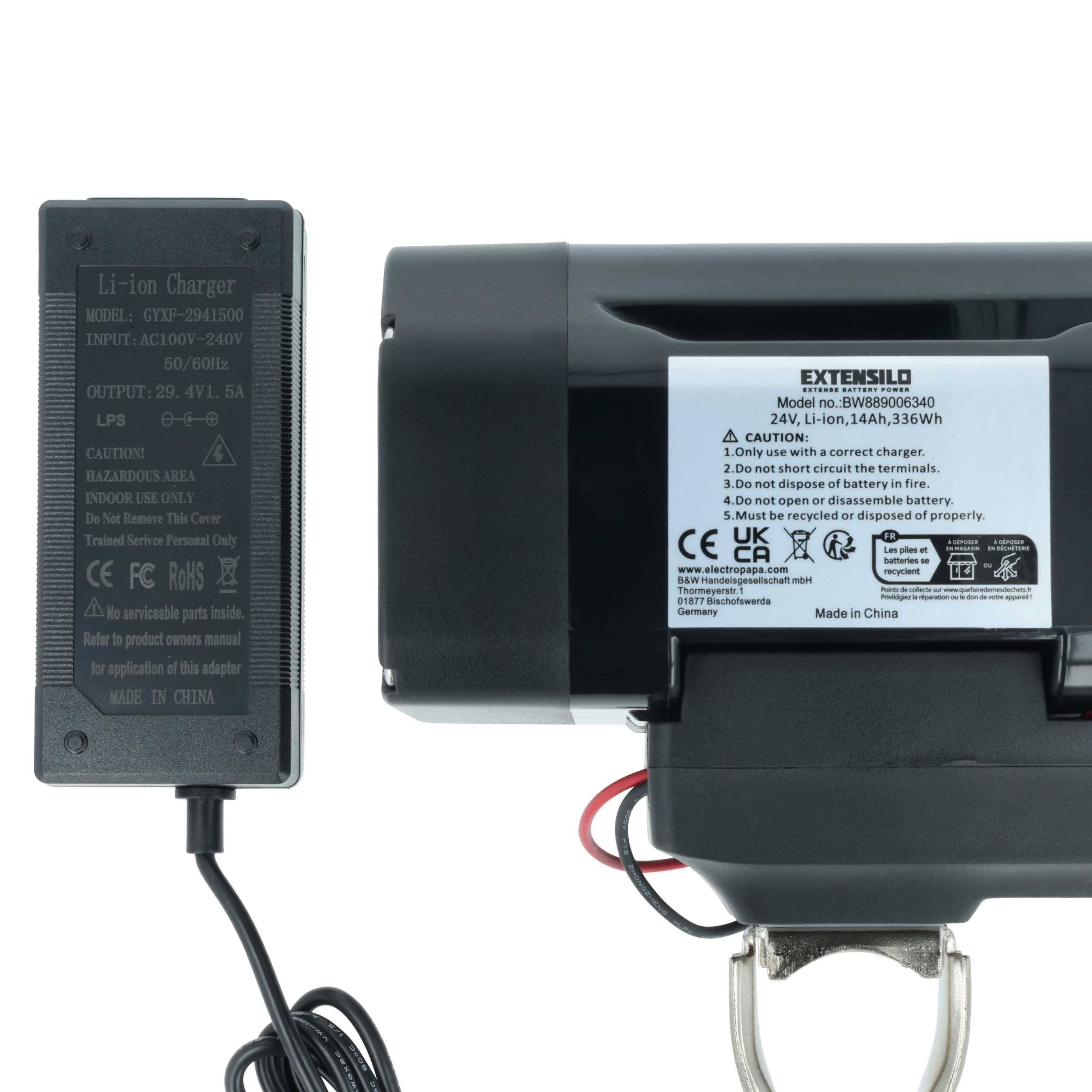 Lithium-Ionen-Ladegerät und Batteriepack mit Kabel. Etiketten zeigen Spezifikationen: '25,6V, 14Ah, 358Wh'. Enthält Warn- und Zertifizierungssymbole.