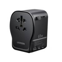 Ein schwarzer UGREEN 65W Universal-Reiseadapter mit mehreren Steckkonfigurationen und zwei USB-Anschlüssen, entwickelt zum internationalen Laden von elektronischen Geräten.