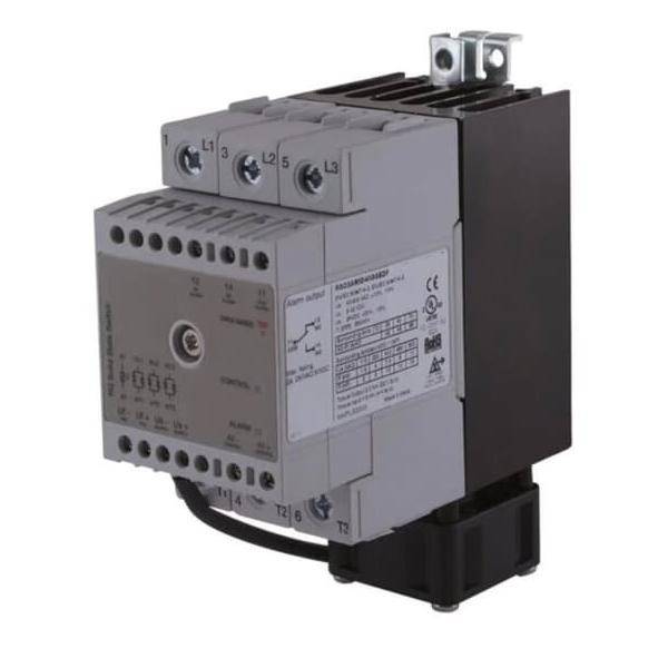 Industrieller elektrischer Motorstarter mit gekennzeichneten Anschlüssen und Spezifikationspanel auf der Vorderseite, verwendet zur Steuerung von Motorbetrieb.