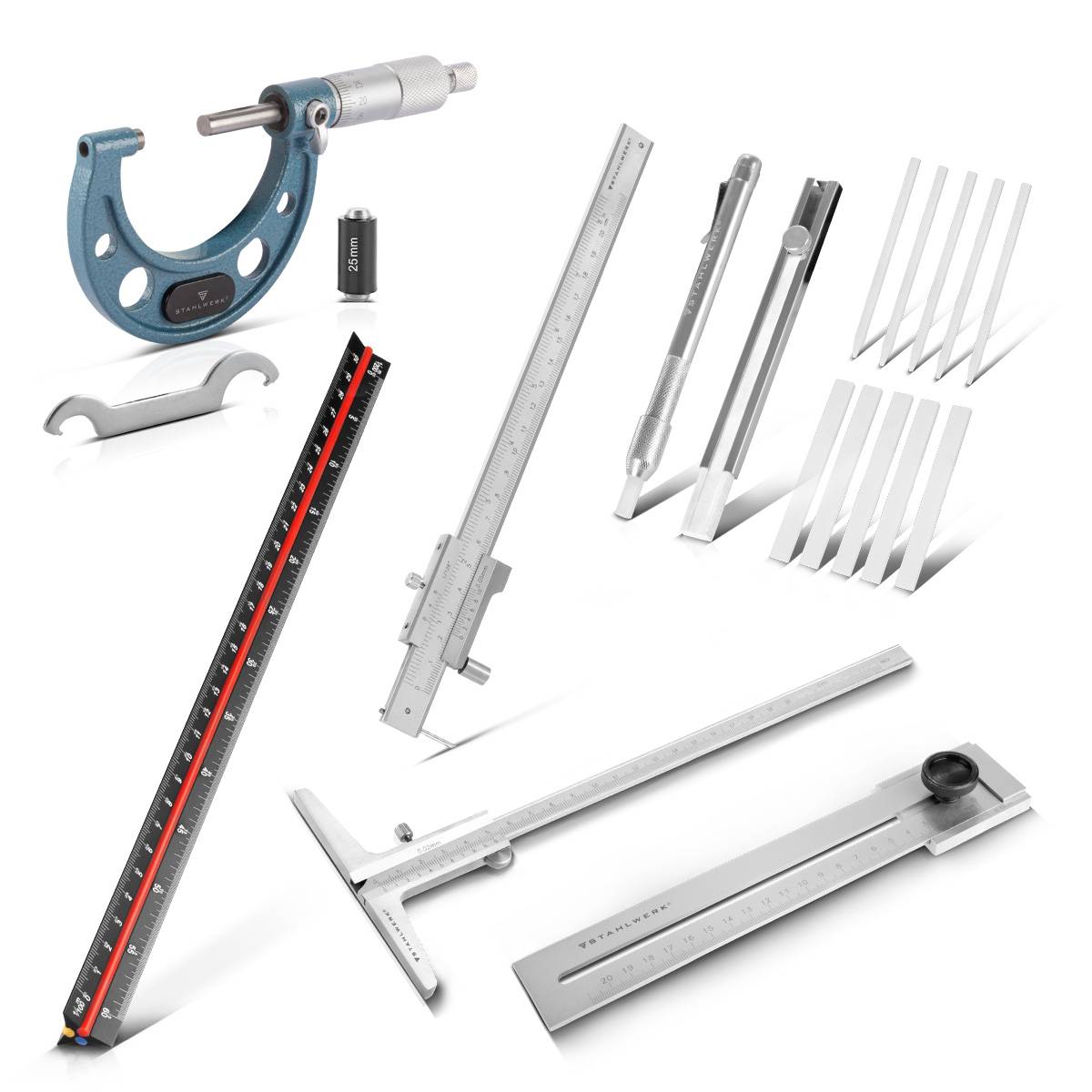 Eine Sammlung von Präzisionsmesswerkzeugen, einschließlich einer Schieblehre, Schieblehren, Linealen und verschiedenen Metallmessgeräten auf weißem Hintergrund.