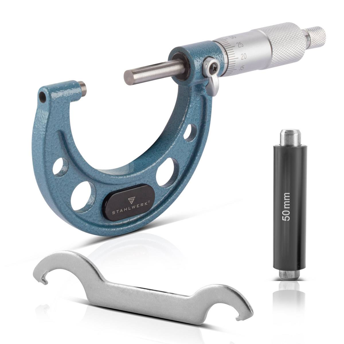 Ein Messschieber mit blauem Rahmen und silberner Einstellschraube, einer 50-mm-Messskala und einem Metallschlüssel sind abgebildet und werden für präzise Messungen verwendet.