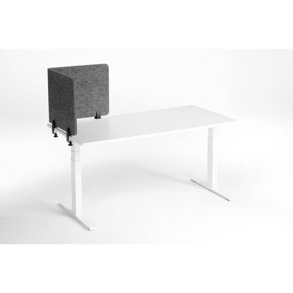 Minimalistischer weißer Schreibtisch mit dunkelgrauem Filz-Sichtschutz/Klemme, die an der hinteren linken Ecke befestigt ist.
