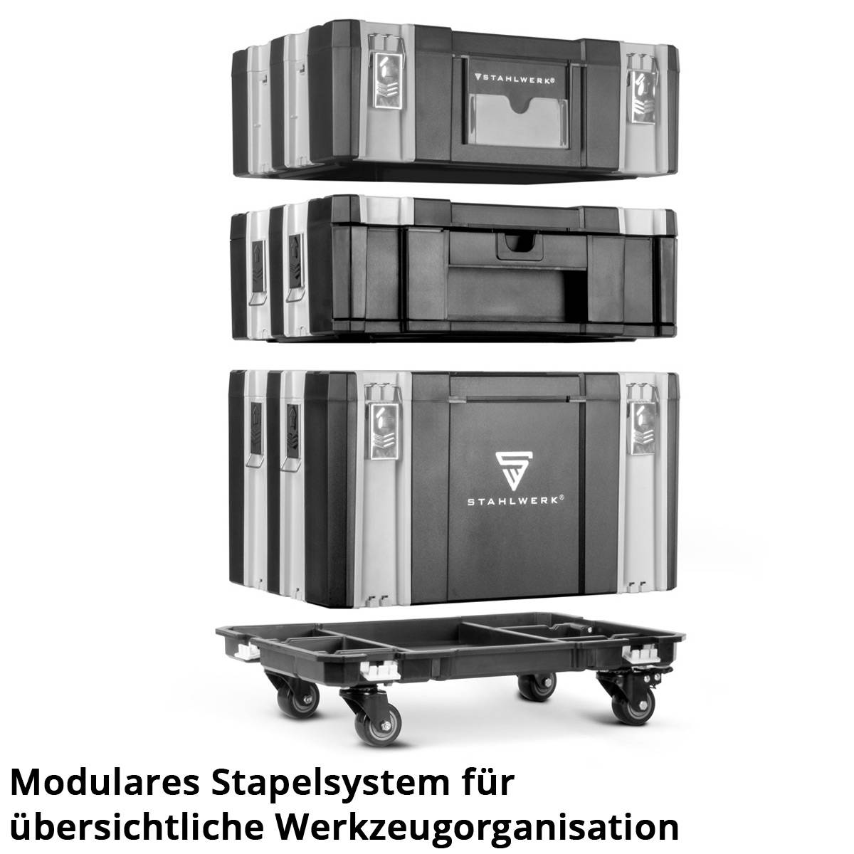 Modulares Stapelsystem mit drei Werkzeugkästen und einer Basis mit Rädern für organisierte Werkzeuglagerung. Der Text lautet „Modulares Stapelsystem für übersichtliche Werkzeugorganisation