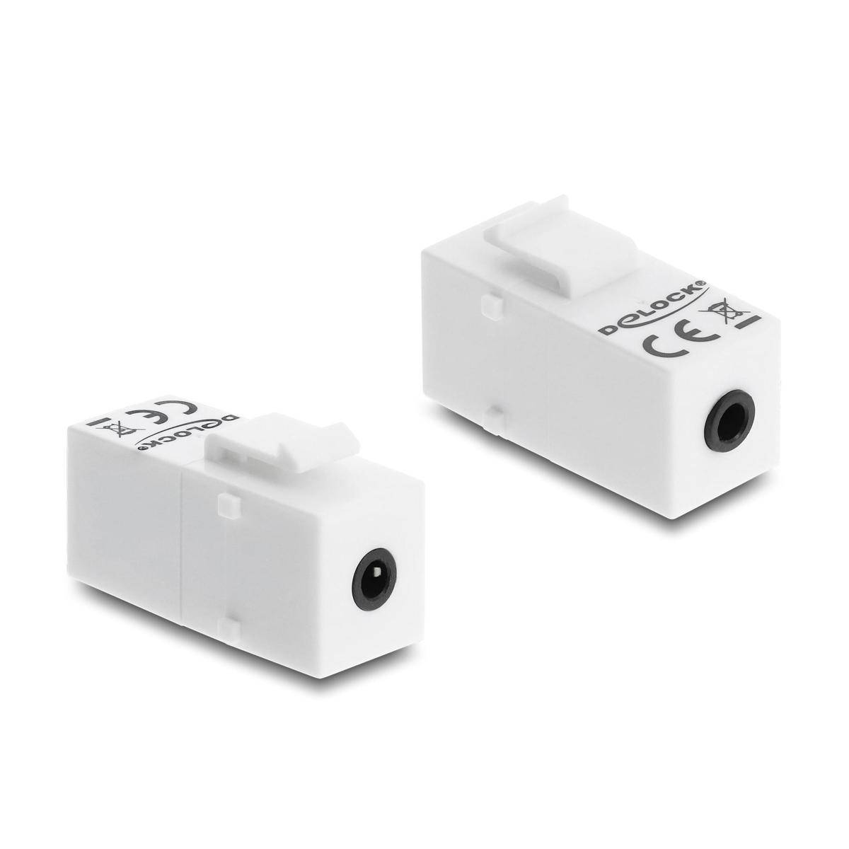 Zwei weiße elektronische Adapter mit schwarzen Anschlüssen, gekennzeichnet mit CE-Markierungen, von verschiedenen Winkeln auf einem einfachen Hintergrund gezeigt.