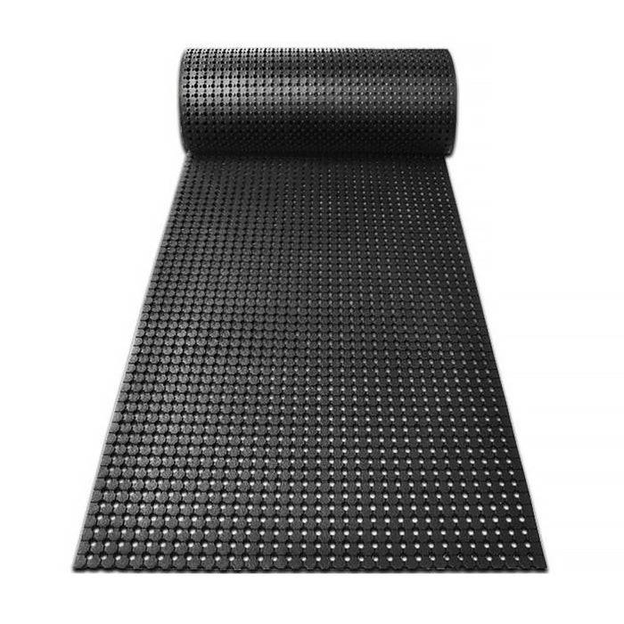Eine Rolle schwarze gerippte Drainagematte, die zur Abdichtung und Schaffung eines Drainagewegs hinter Wandkonstruktionen verwendet wird.