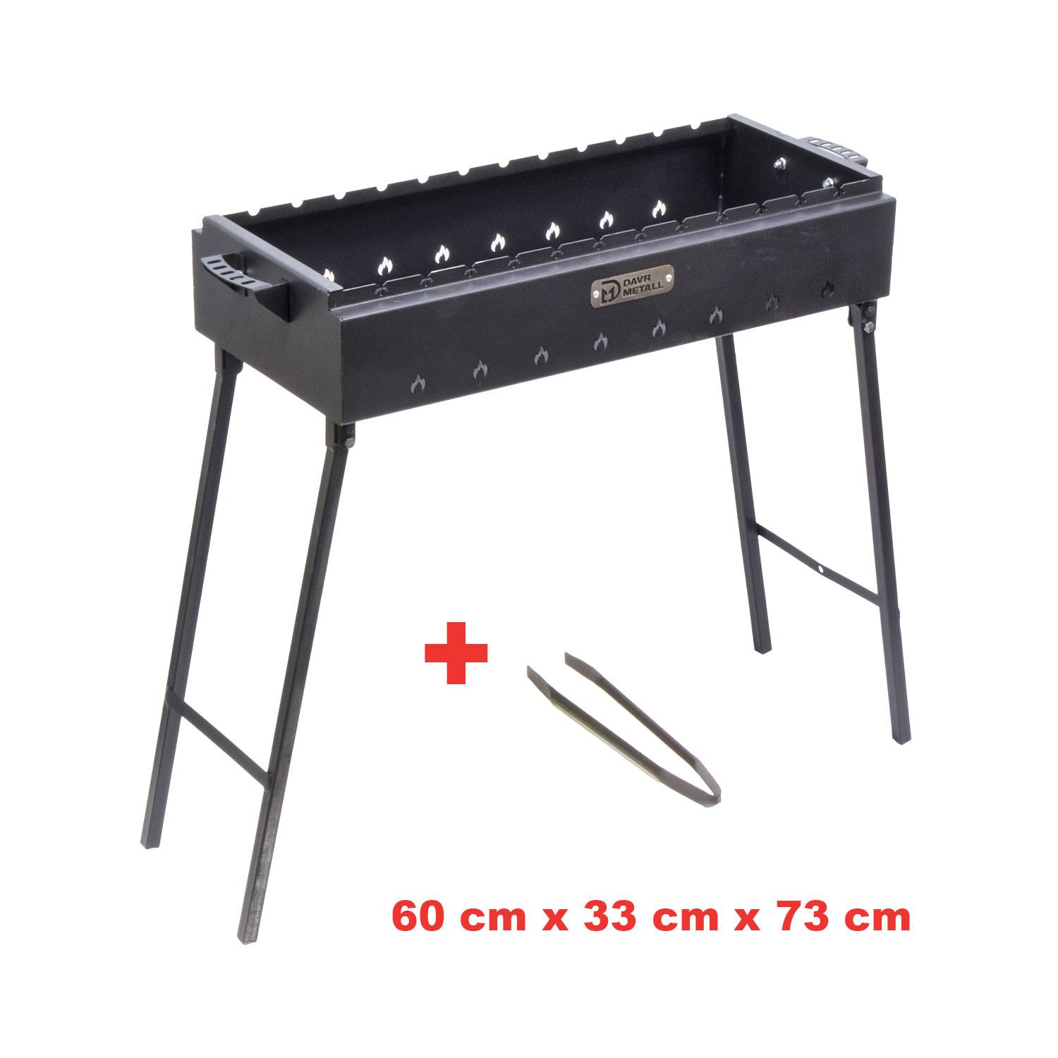 Ein schwarzer Metallgrillrost mit Beinen, mit den Maßen 60 cm x 33 cm x 73 cm. Eine Grillzange ist neben dem Grill enthalten.