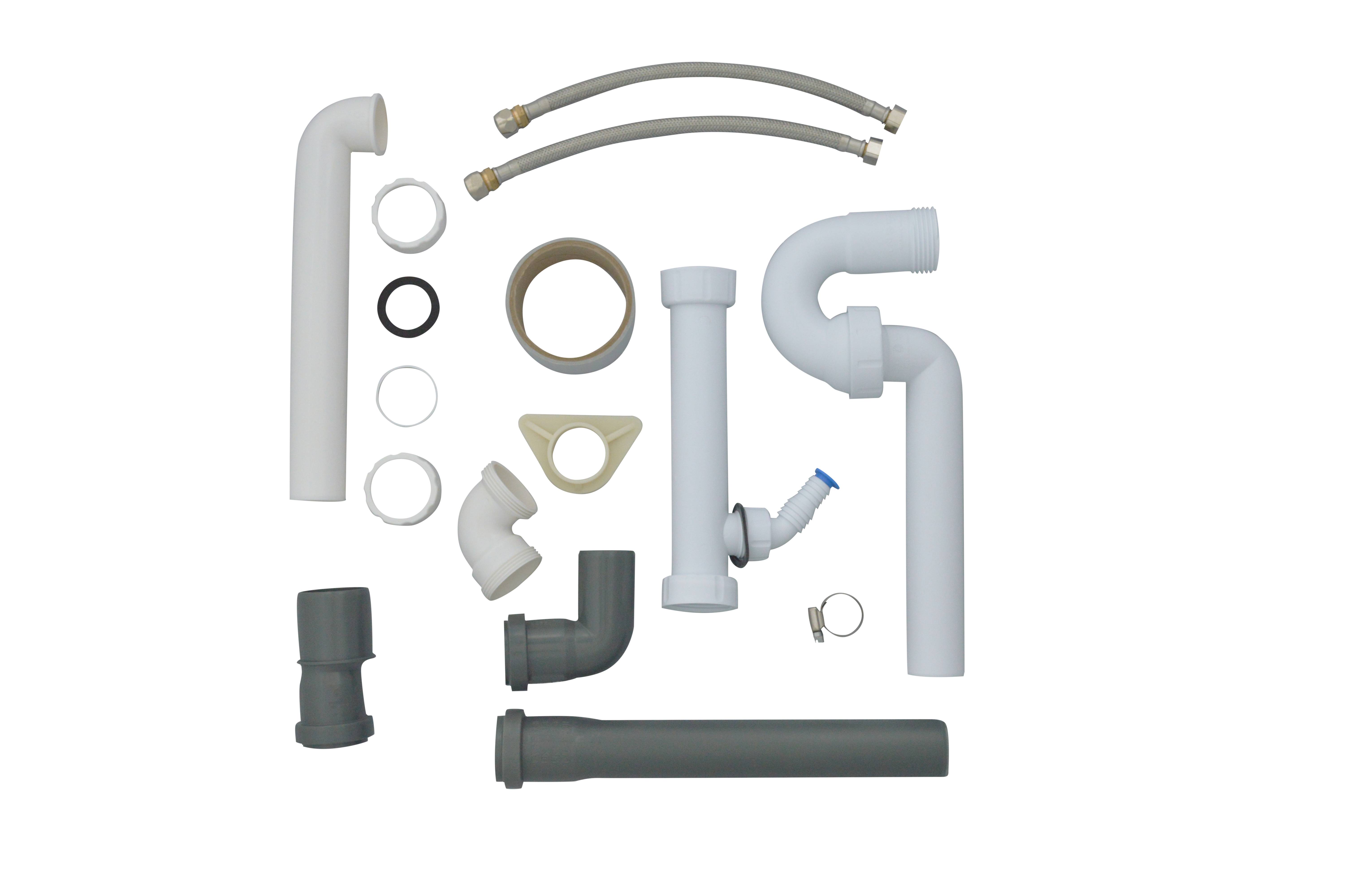 Eine Vielzahl von Rohrverschraubungen für die Klempnerarbeit, einschließlich Bögen, Verbinder und Unterlegscheiben, vor schwarzem Hintergrund angeordnet.