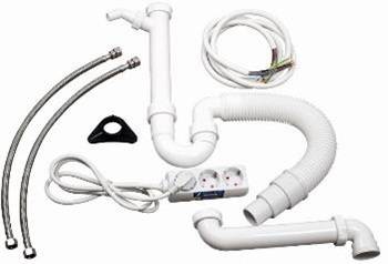 Sanitärinstallations-Set mit weißen Rohren, flexiblen Schläuchen und einer Steckdosenleiste. Geeignet für Anschlüsse unter der Spüle und elektrische Installationen.