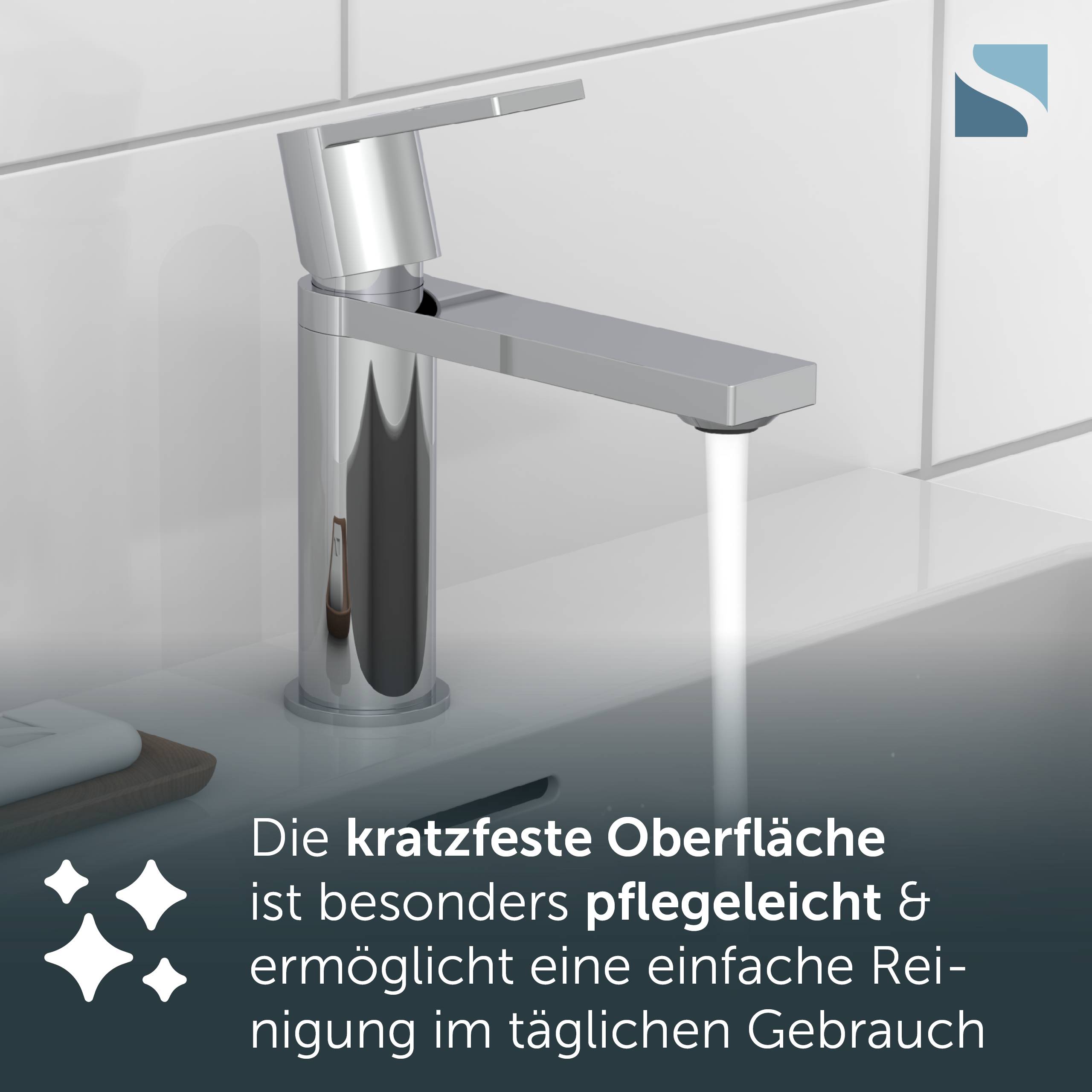 Verchromter Wasserhahn mit fließendem Wasser über einem Waschbecken; deutscher Text besagt, dass die kratzfeste Oberfläche besonders leicht zu pflegen und zu reinigen ist.