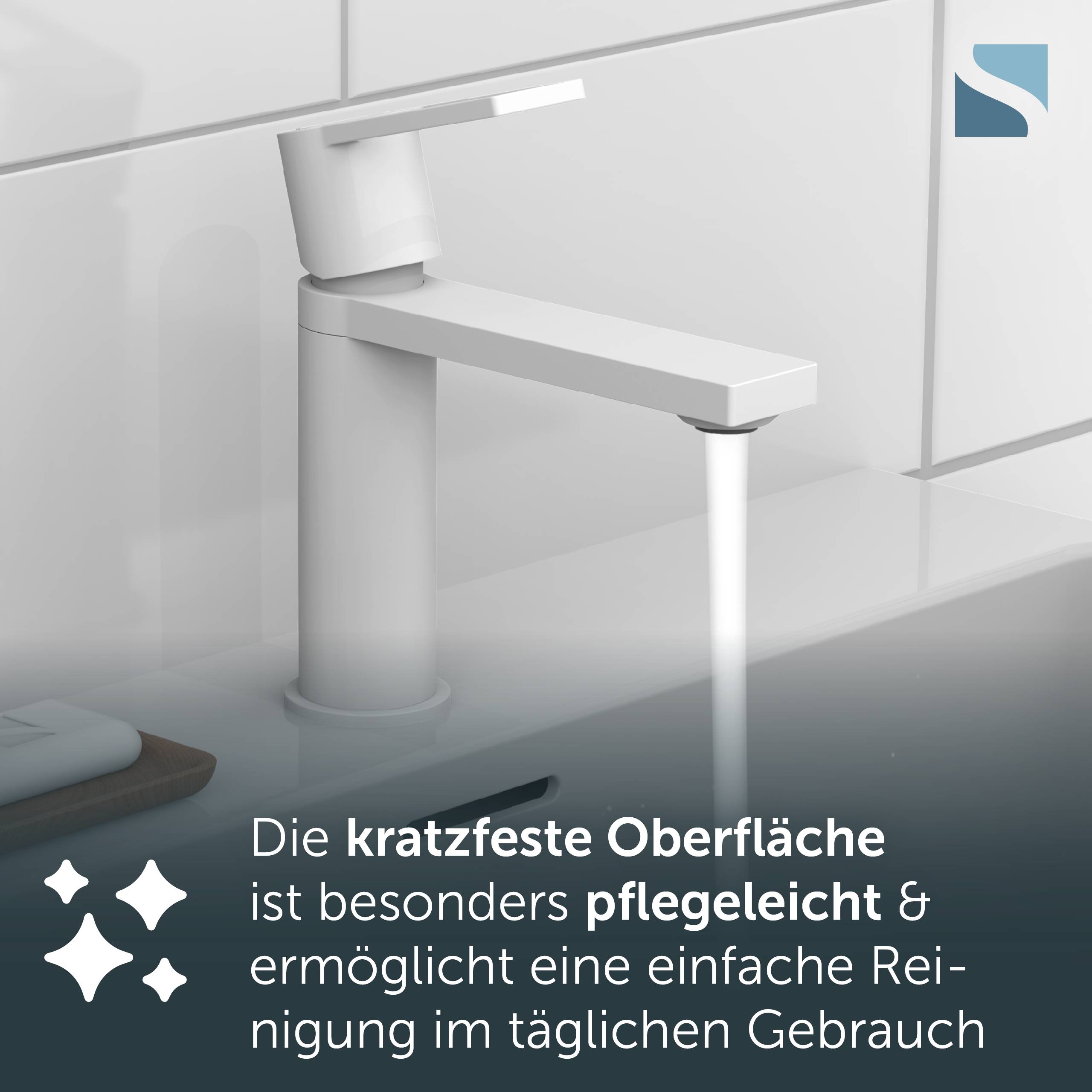 Anzeige eines modernen weißen Wasserhahns mit deutschem Text: 'Die kratzfeste Oberfläche ist besonders pflegeleicht' und im täglichen Gebrauch leicht zu reinigen.