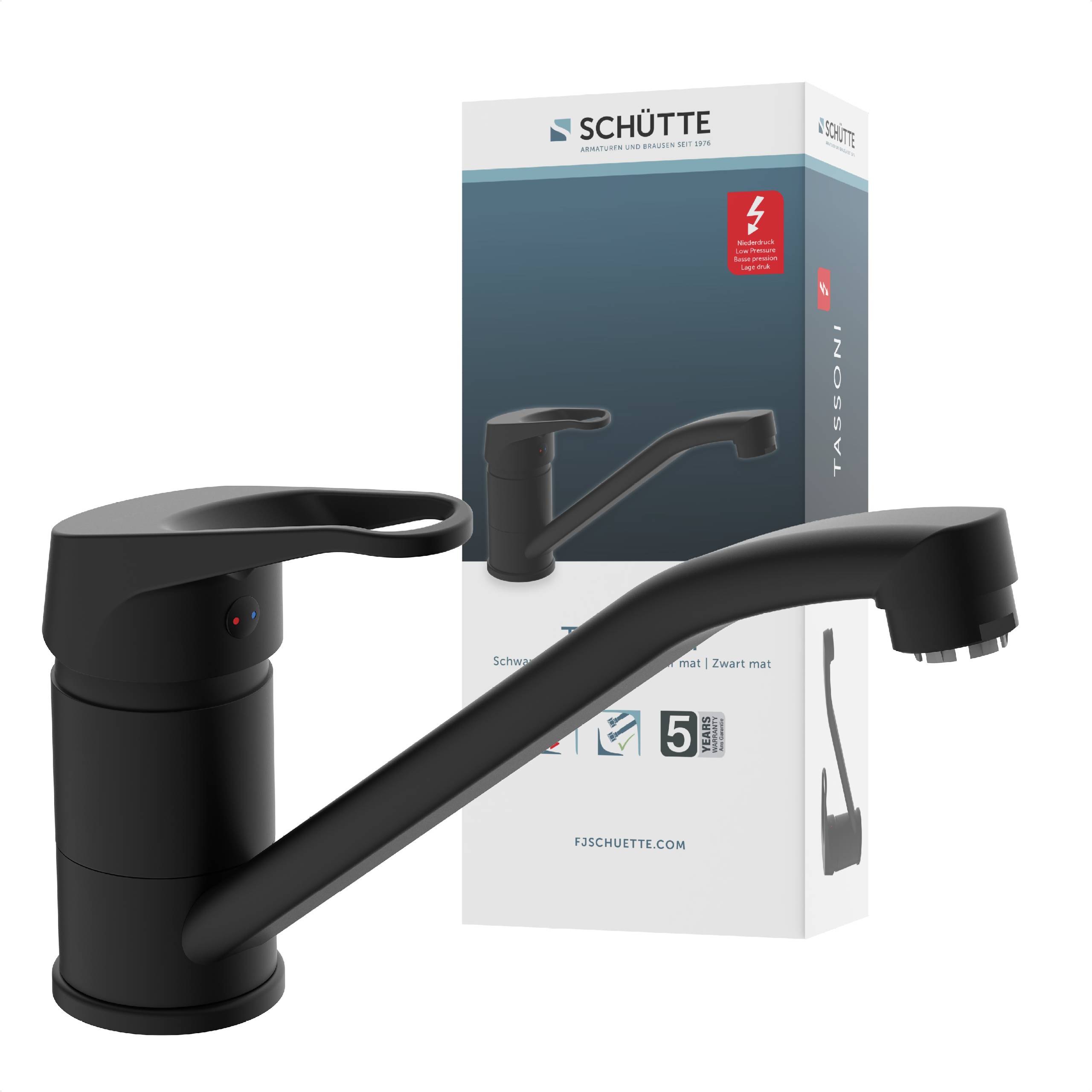 Ein matter schwarzer Küchenarmatur mit langem, geschwungenem Auslauf wird zusammen mit seiner Verpackungsbox mit dem Markennamen „SCHÜTTE