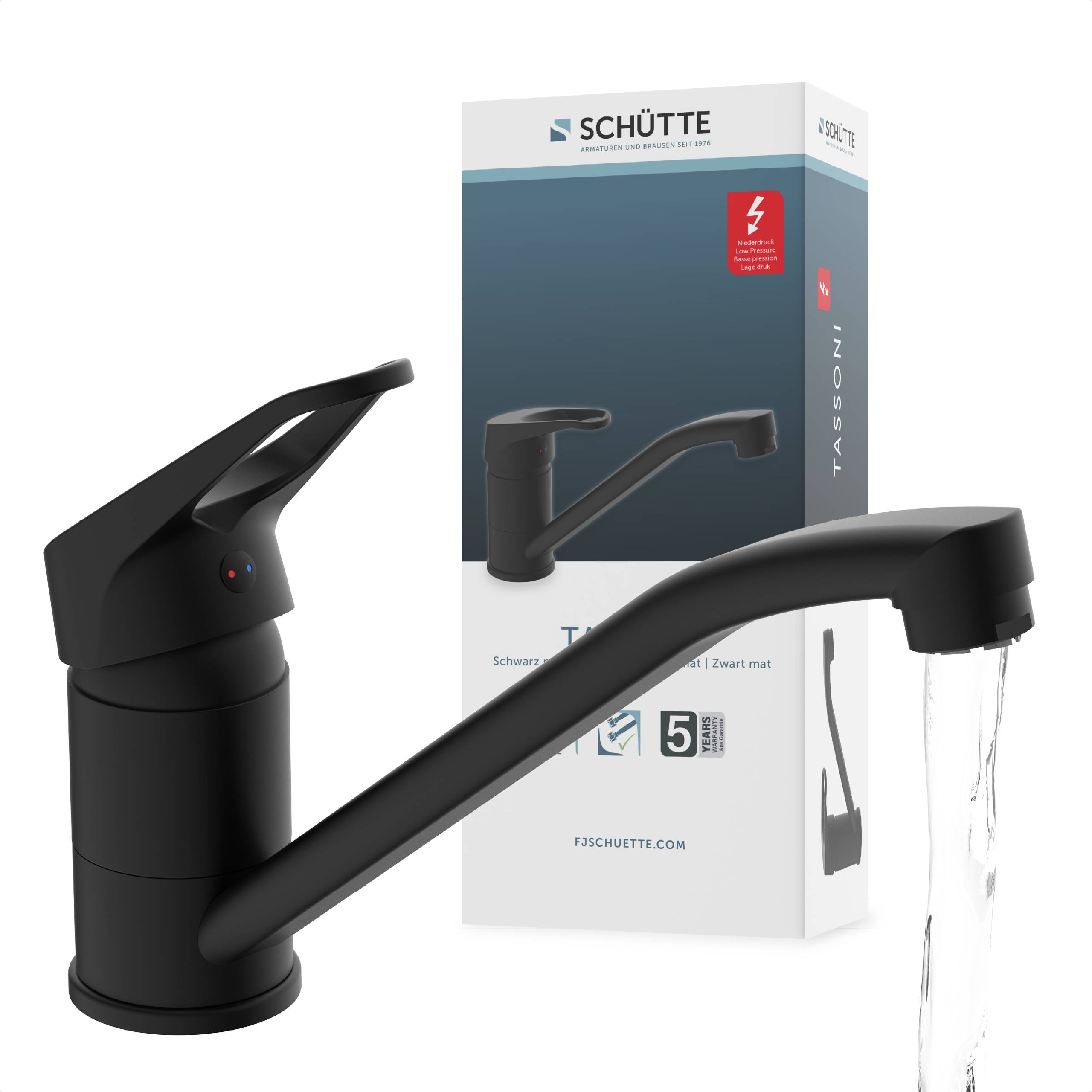 Schwarzer SCHÜTTE Küchenarmatur mit schlankem Design, gezeigt mit seiner Verpackung. Wasser fließt aus der Armatur und hebt die Funktionalität hervor.