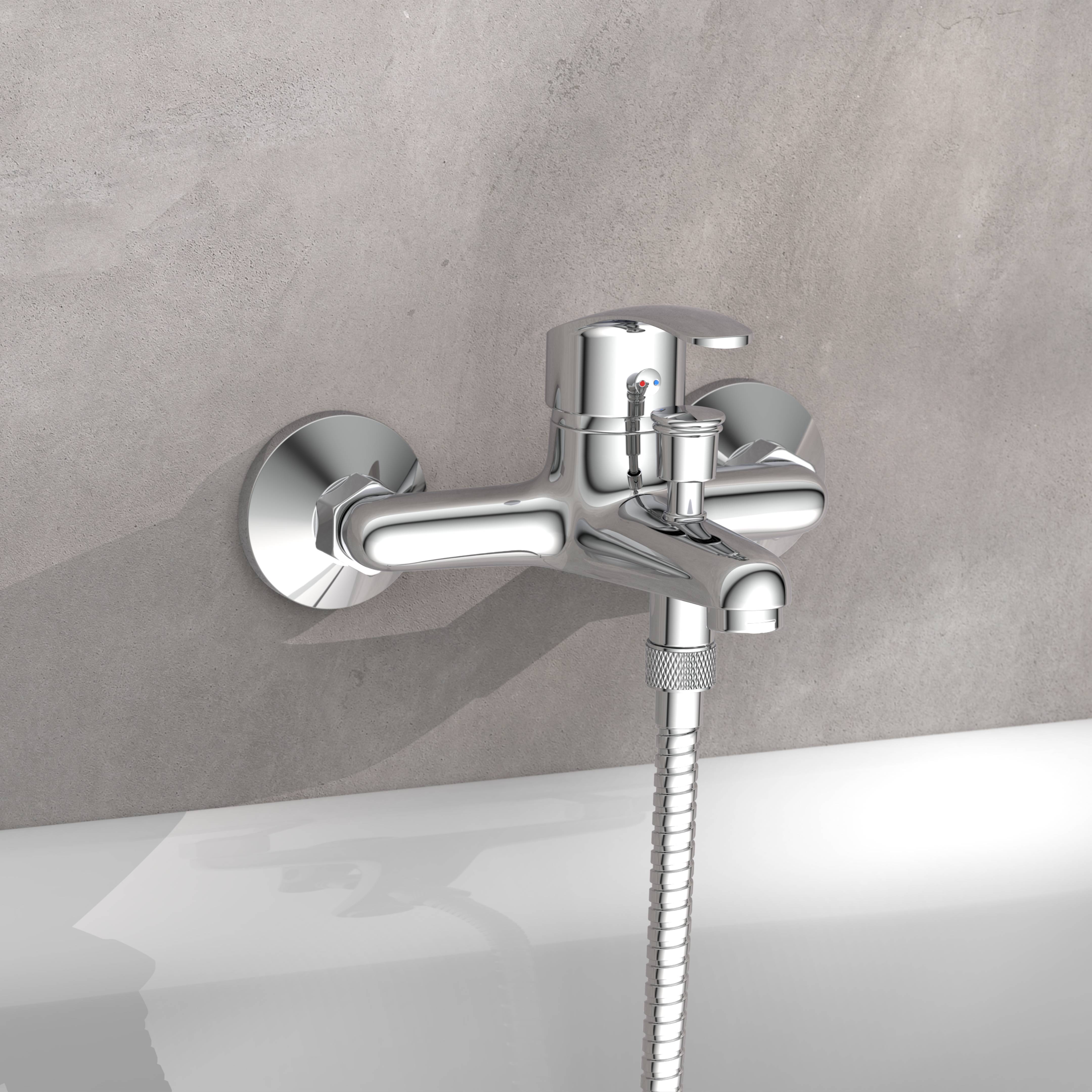 Verchromter, wandmontierter Badewannenhahn mit Handbrauseschlauch vor einer grau gefliesten Wand über einer weißen Badewanne