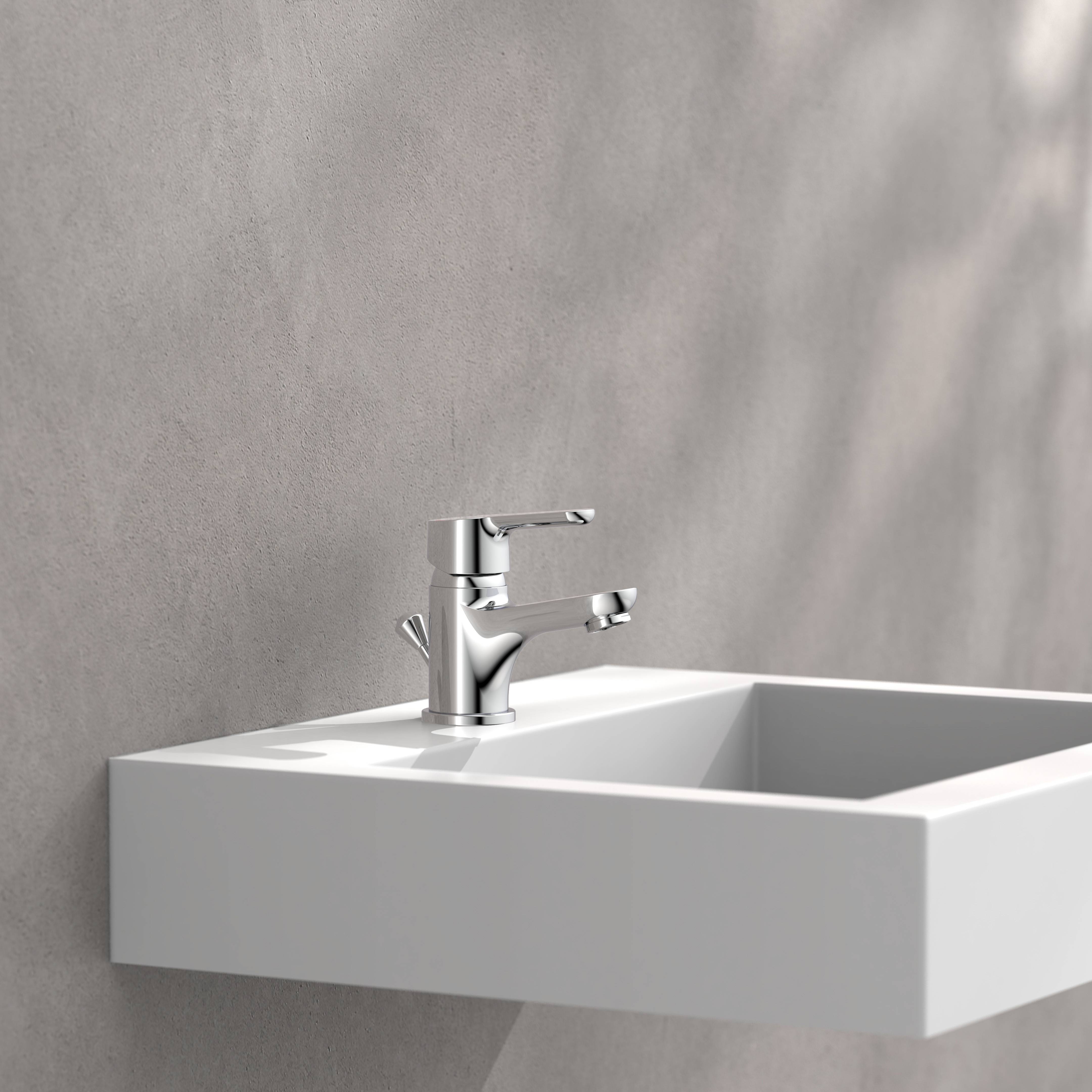 Modernes weiß wandmontiertes Waschbecken mit Chromeinhebelarmatur an einer grau strukturierten Wand.