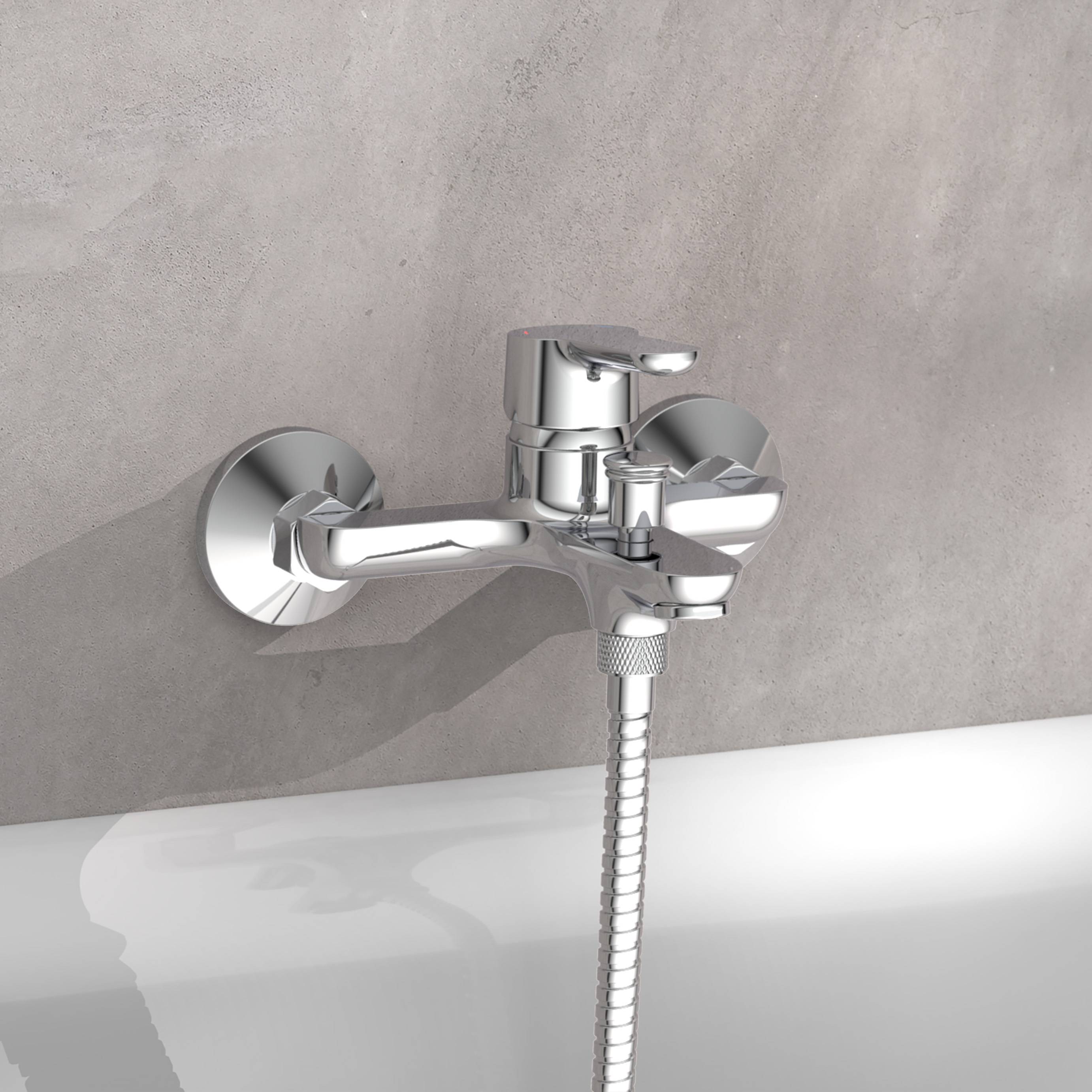 Verchromter Badewannen-Brausemischer, an einer gekachelten Wand über einer Badewanne montiert, mit angeschlossenem Handbrausenschlauch.