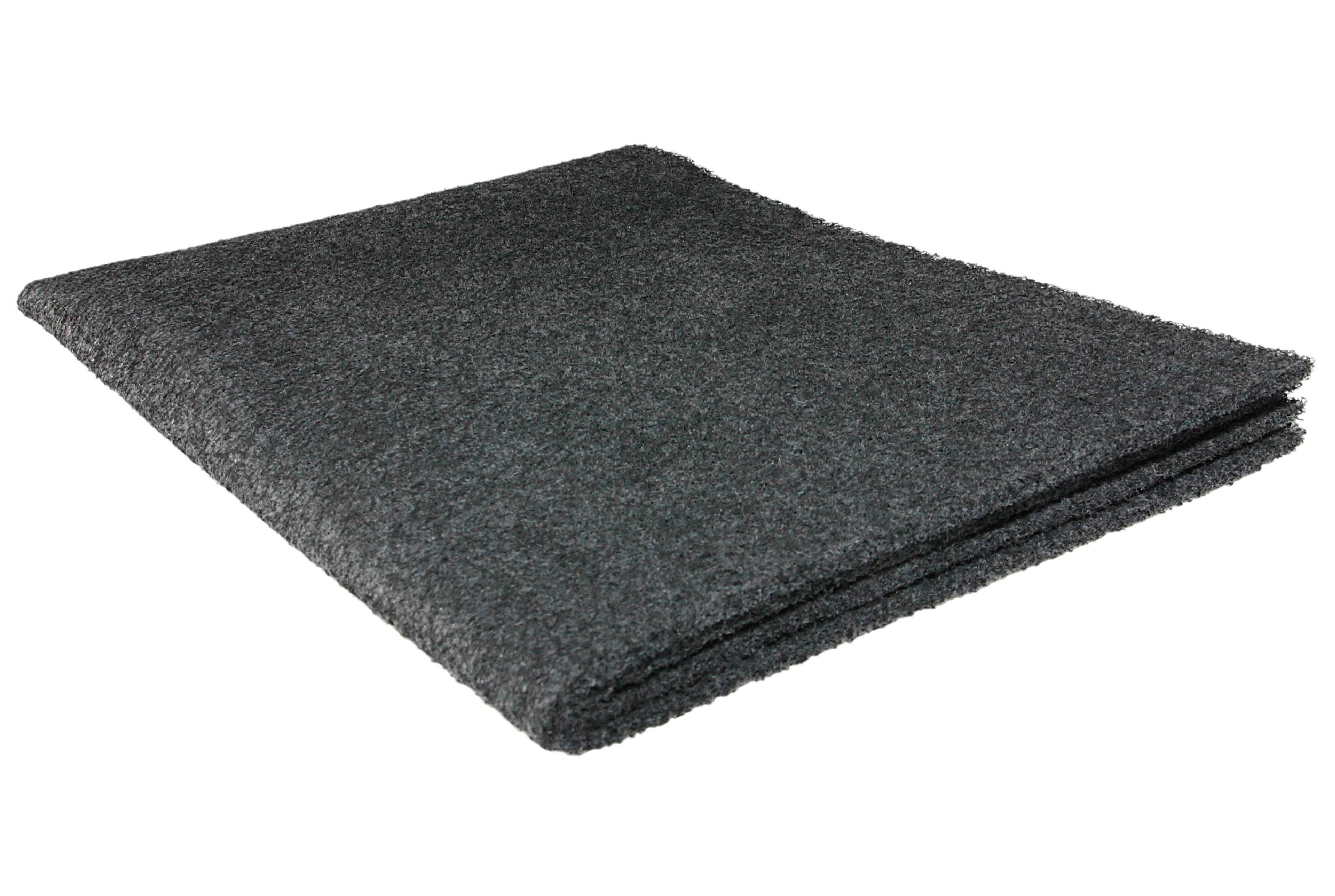 Eine gefaltete, dunkelgraue Wolldecke auf weißem Hintergrund.