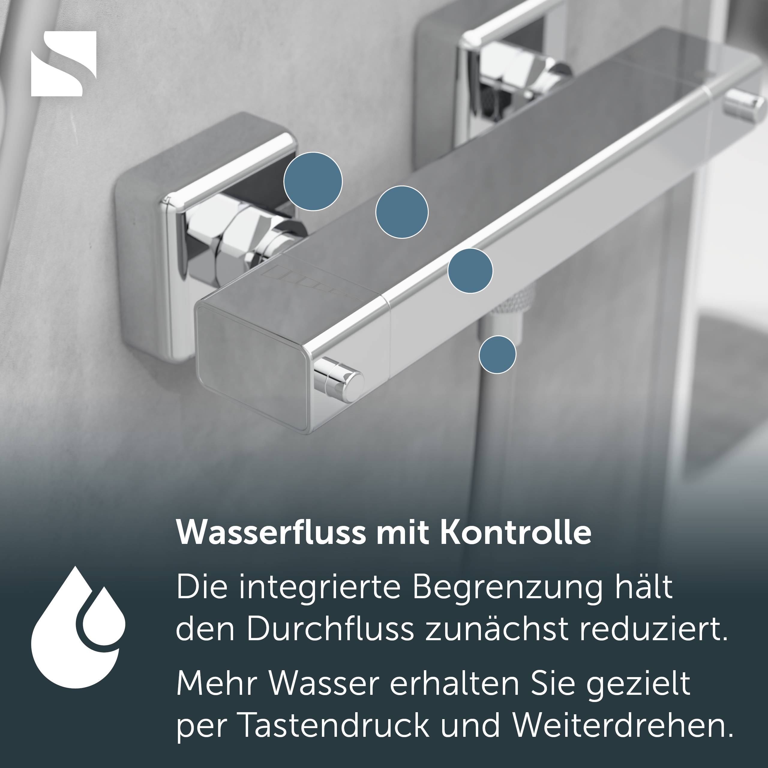 Nahaufnahme eines verchromten Wasserhahngr iffs mit blauen Kontrollmarkierungen und deutschem Text „Wasserfluss mit Kontrolle", der einen reduzierten anfänglichen Durchfluss und erhöhtes Wasser durch Drücken und Drehen beschreibt.
