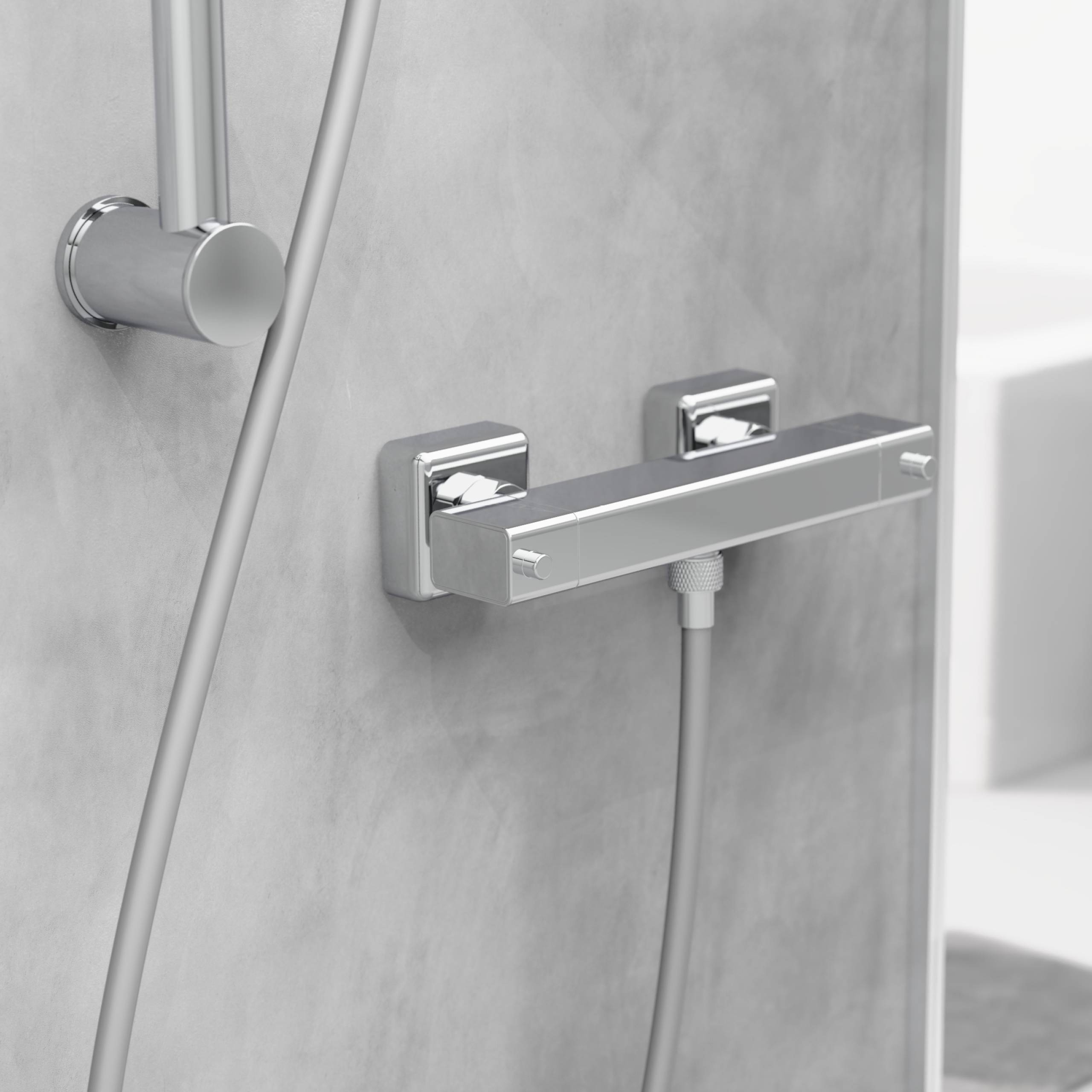 Ein modernes Duschsystem mit einem metallenen Handbrausekopf und einem schlanken wandmontierten Bedienfeld auf einer gekachelten Wand.