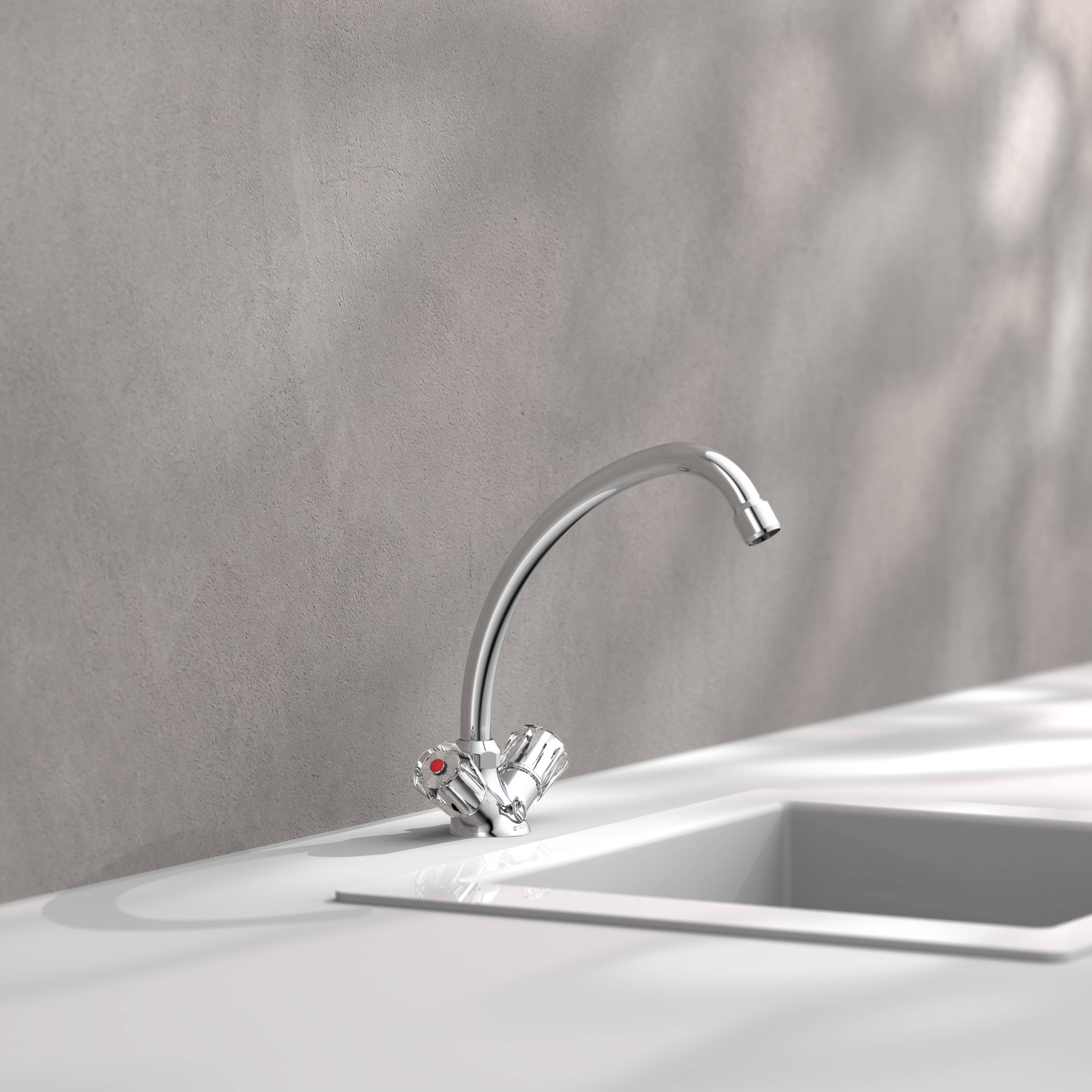 Verchromter Wasserhahn über einem weißen Waschbecken an einer grauen Wand, mit weichem Licht und Schatten.