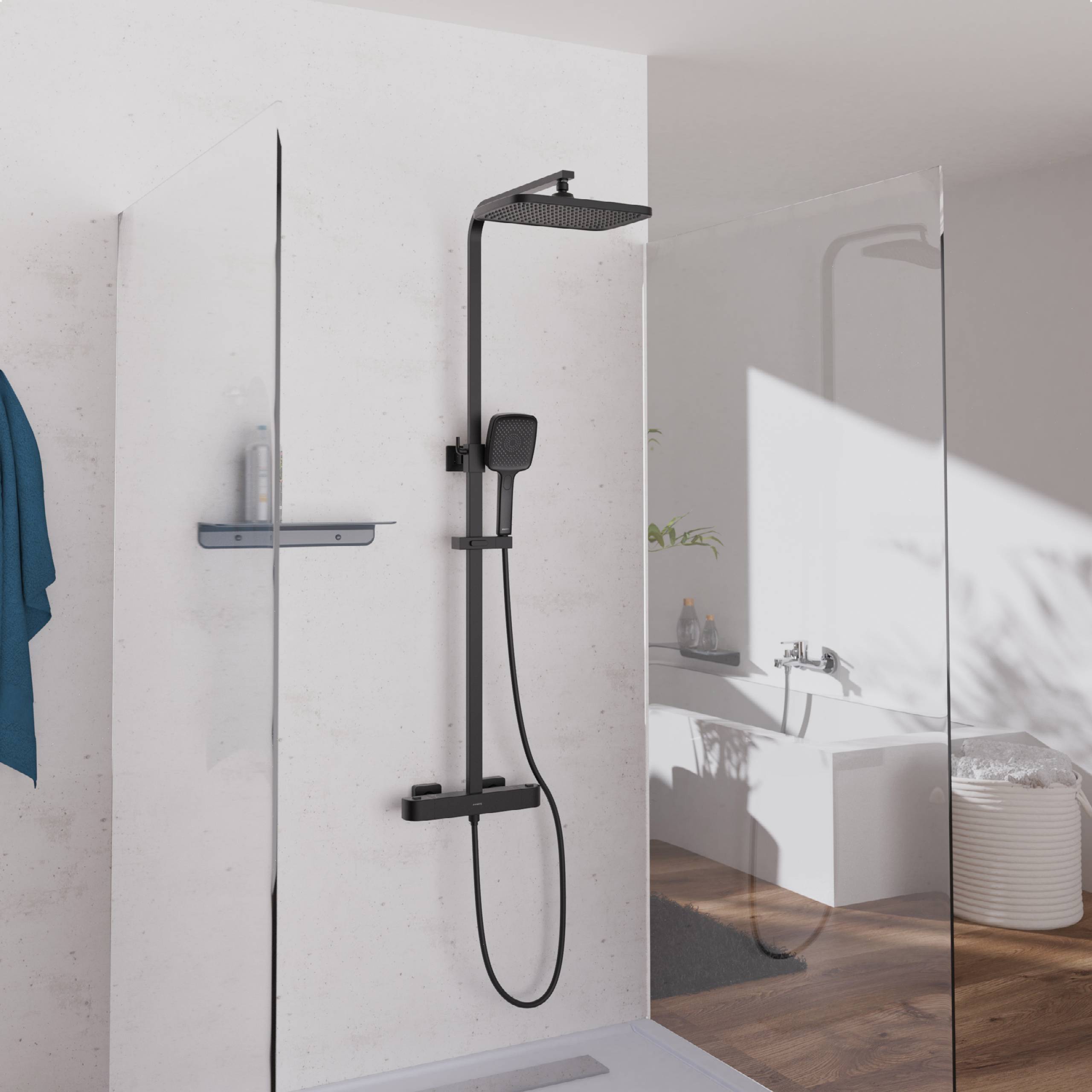 Modernes Badezimmer mit schwarzem Regenduschkopf, tragbarem Handbrausekopf und Regal in einem minimalistischen Badezimmer neben einer Glastrennung.