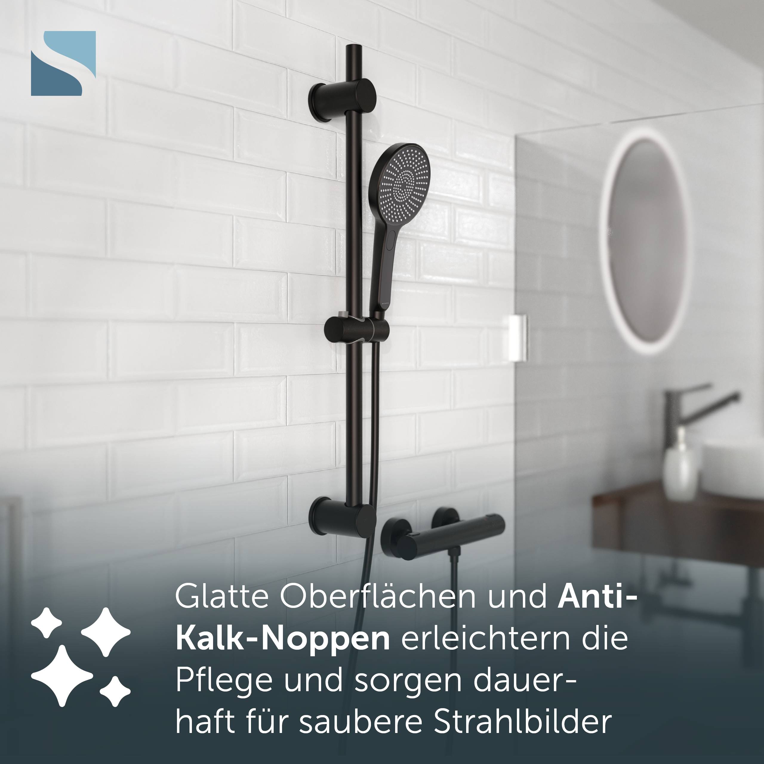 Modernes schwarzes Duschset auf weißer Fliesenwand mit Handbrause und Schienenhalter; Der deutsche Text besagt, dass glatte Oberflächen und Anti-Kalk-Noppen die Reinigung erleichtern und das Sprühbild sauber halten.