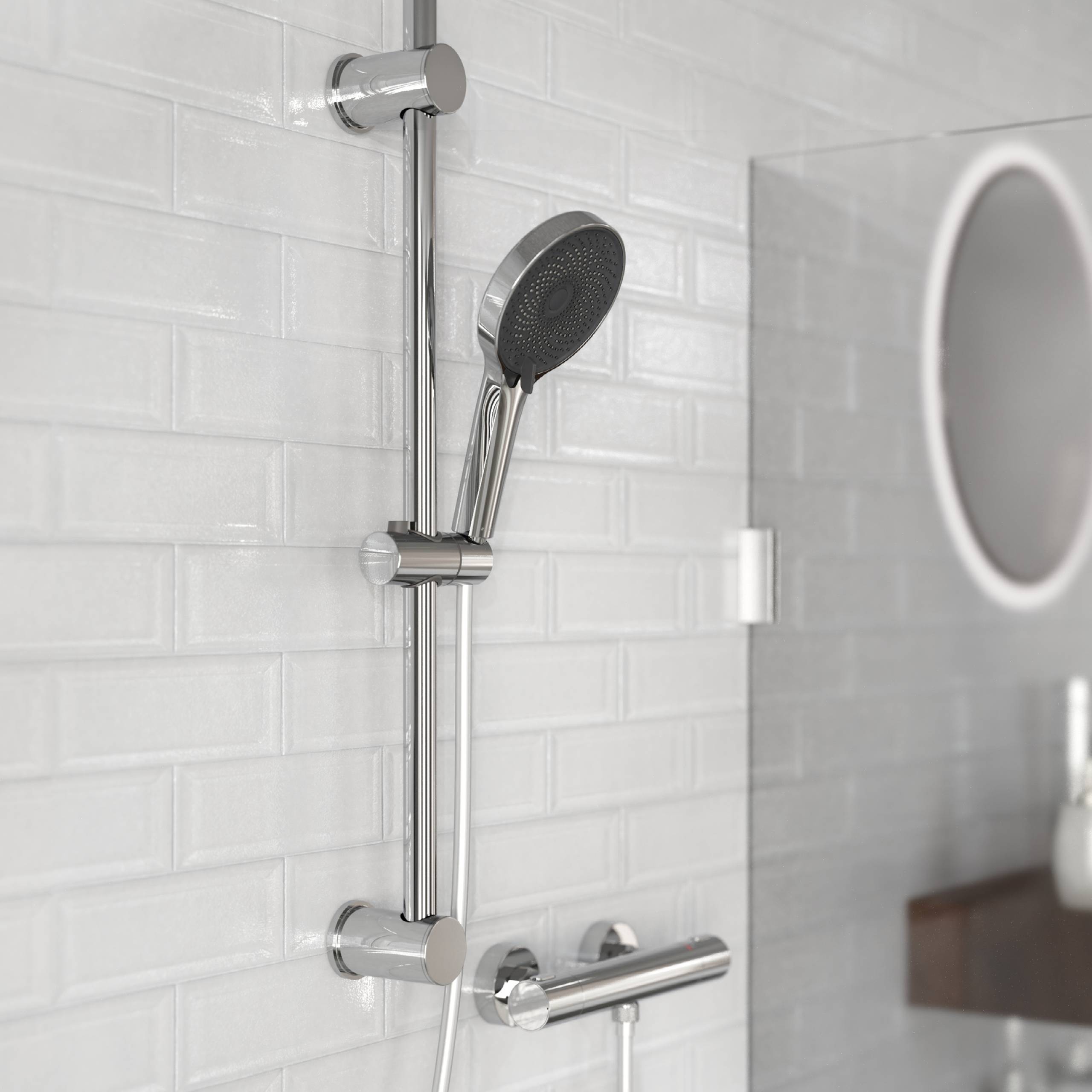 Ein verchromter Duschkopf, der auf einer verstellbaren Schiene an einer weiß gekachelten Wand in einem modernen Badezimmer montiert ist.