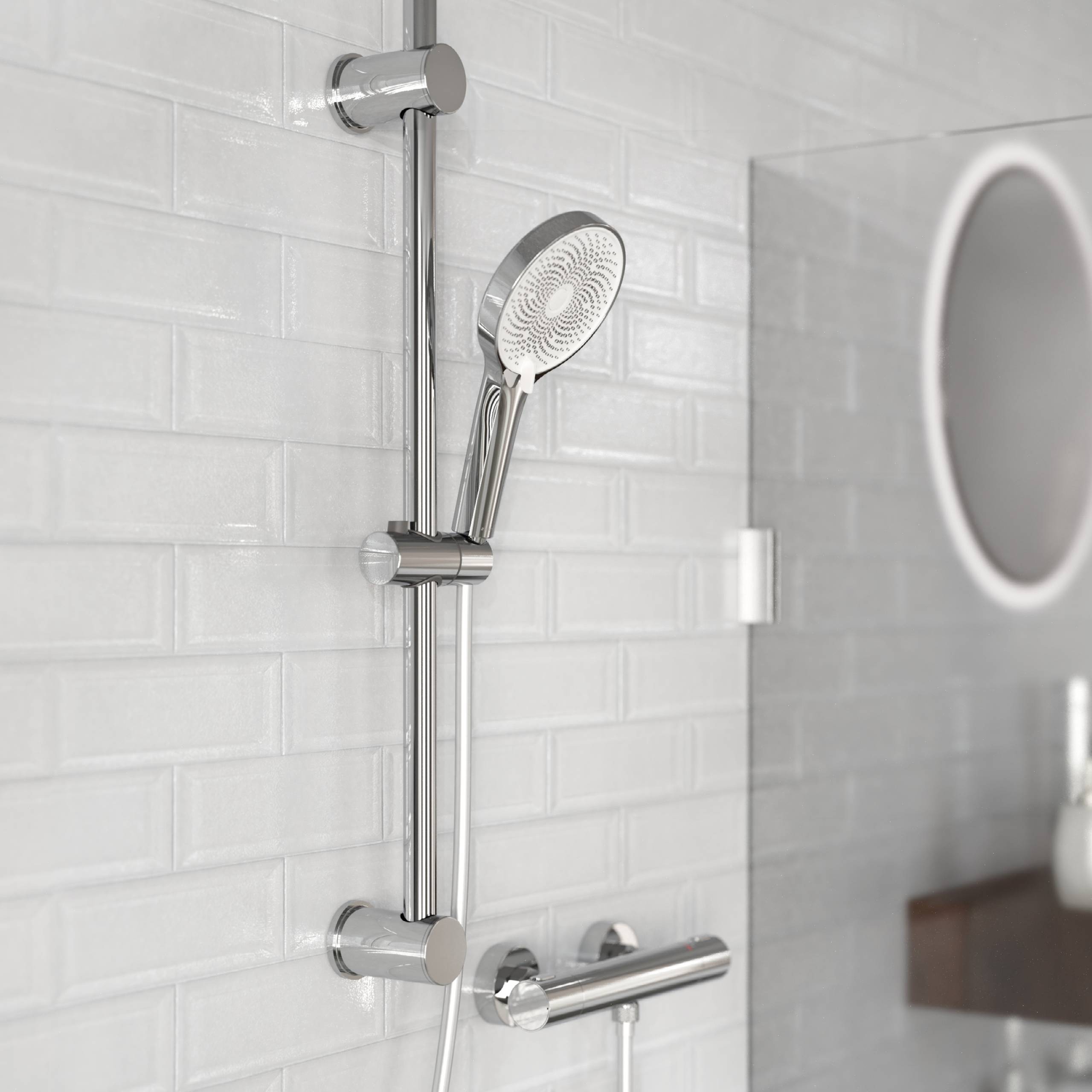 Ein moderner verchromter Duschkopf, der an einer verstellbaren vertikalen Schiene in einem gefliesten Badezimmer befestigt ist.