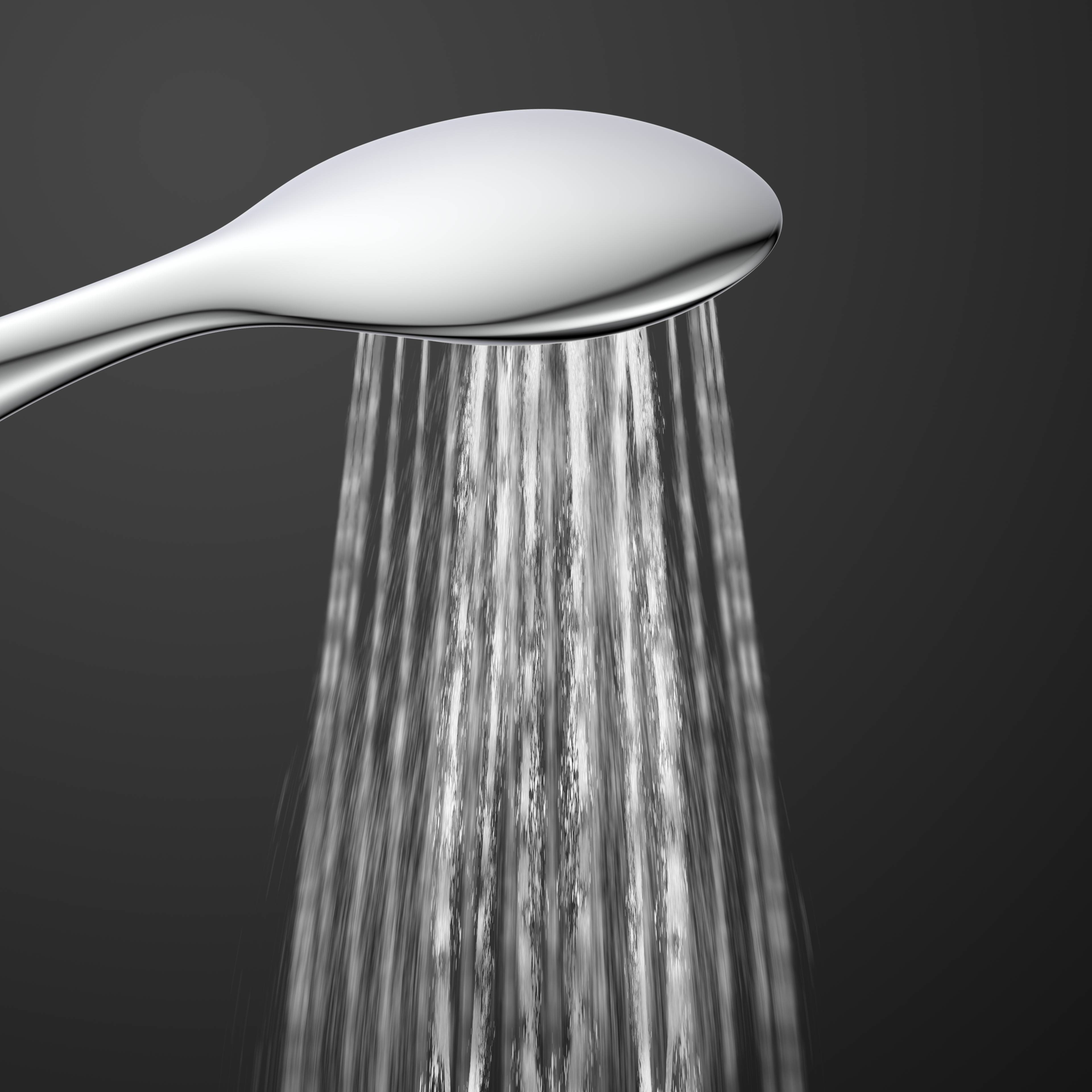 Ein moderner silberner Duschkopf, der Wasserstrahlen nach unten gegen einen dunklen Hintergrund abgibt.