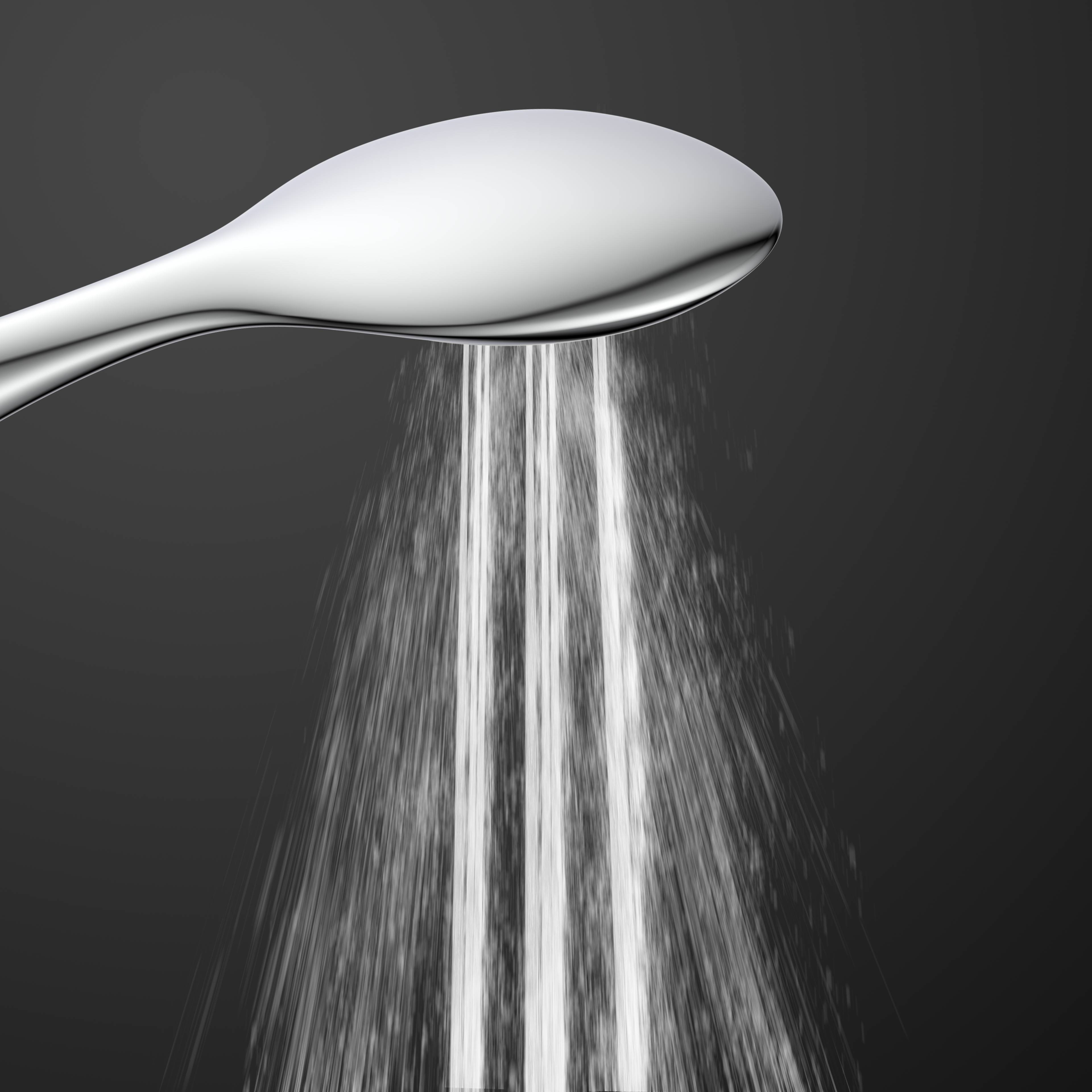 Ein Löffel, der einen Strom von Kristallzucker vor dunklem Hintergrund ausschüttet, zur Veranschaulichung eines Konzepts von Süße oder Backzutaten.