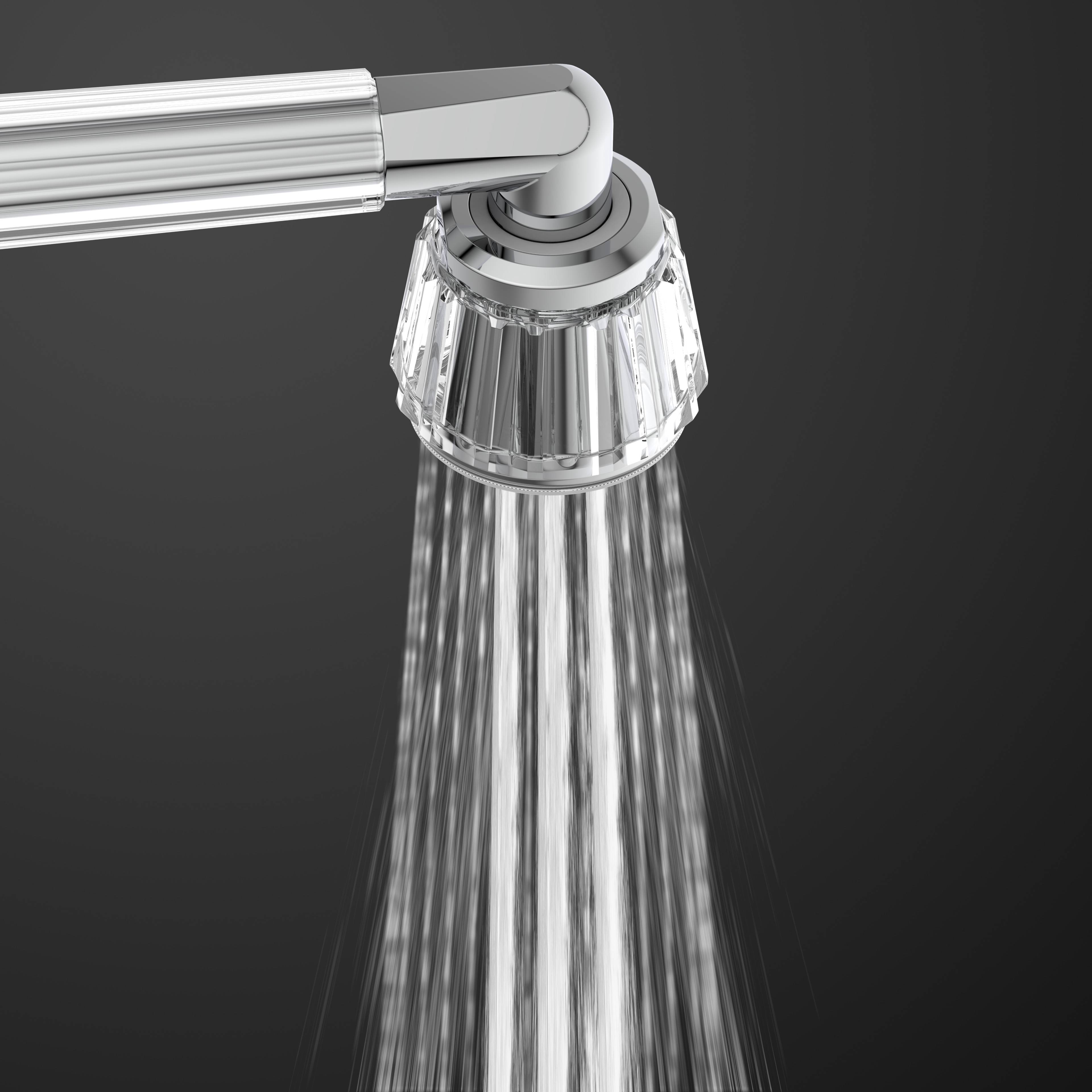 Ein verchromter Duschkopf gibt einen gleichmäßigen Wasserstrom gegen einen dunkelgrauen Hintergrund ab und hebt sein klares, facettiertes Design hervor.