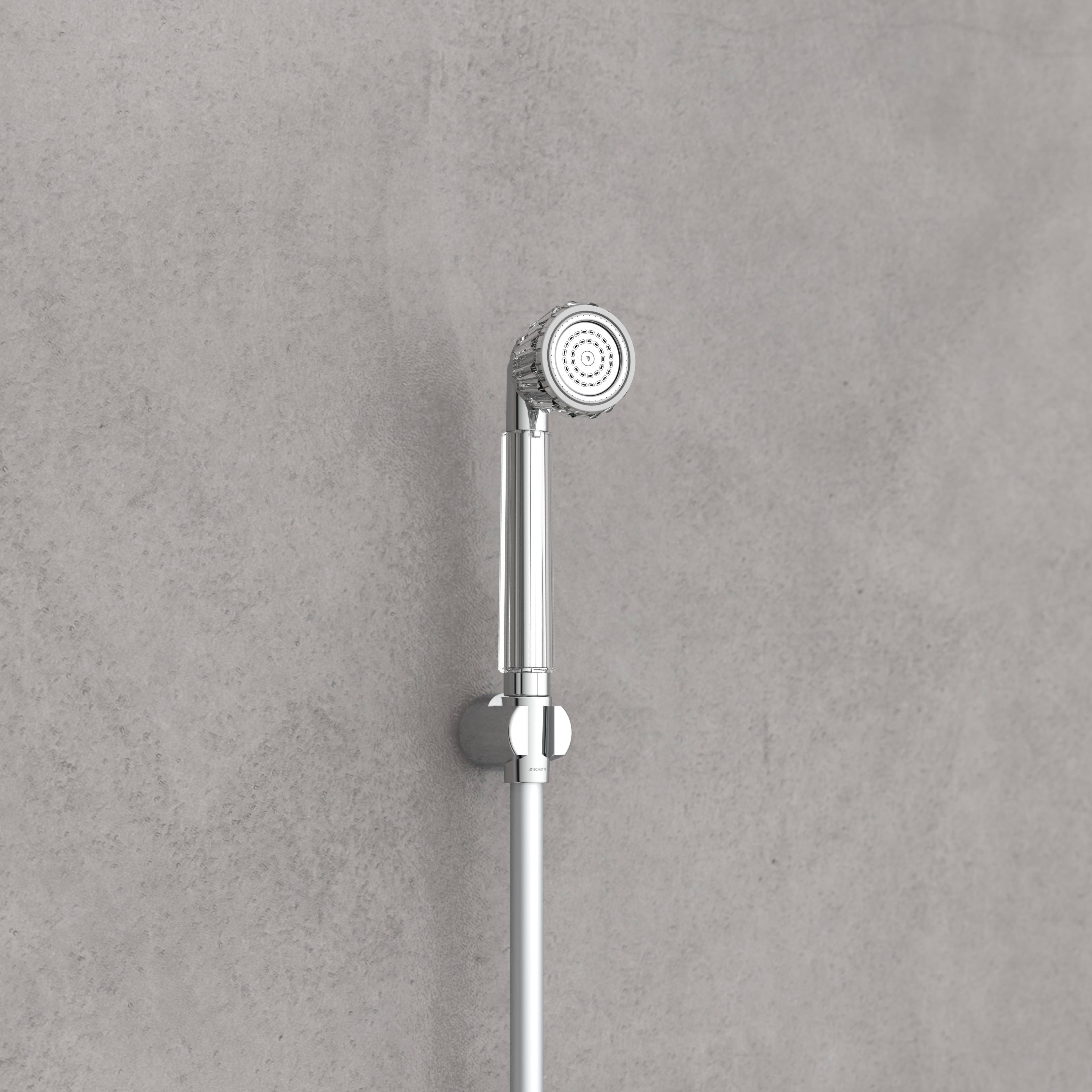 An der Wand montierter tragbarer Duschkopf auf grauem Hintergrund.