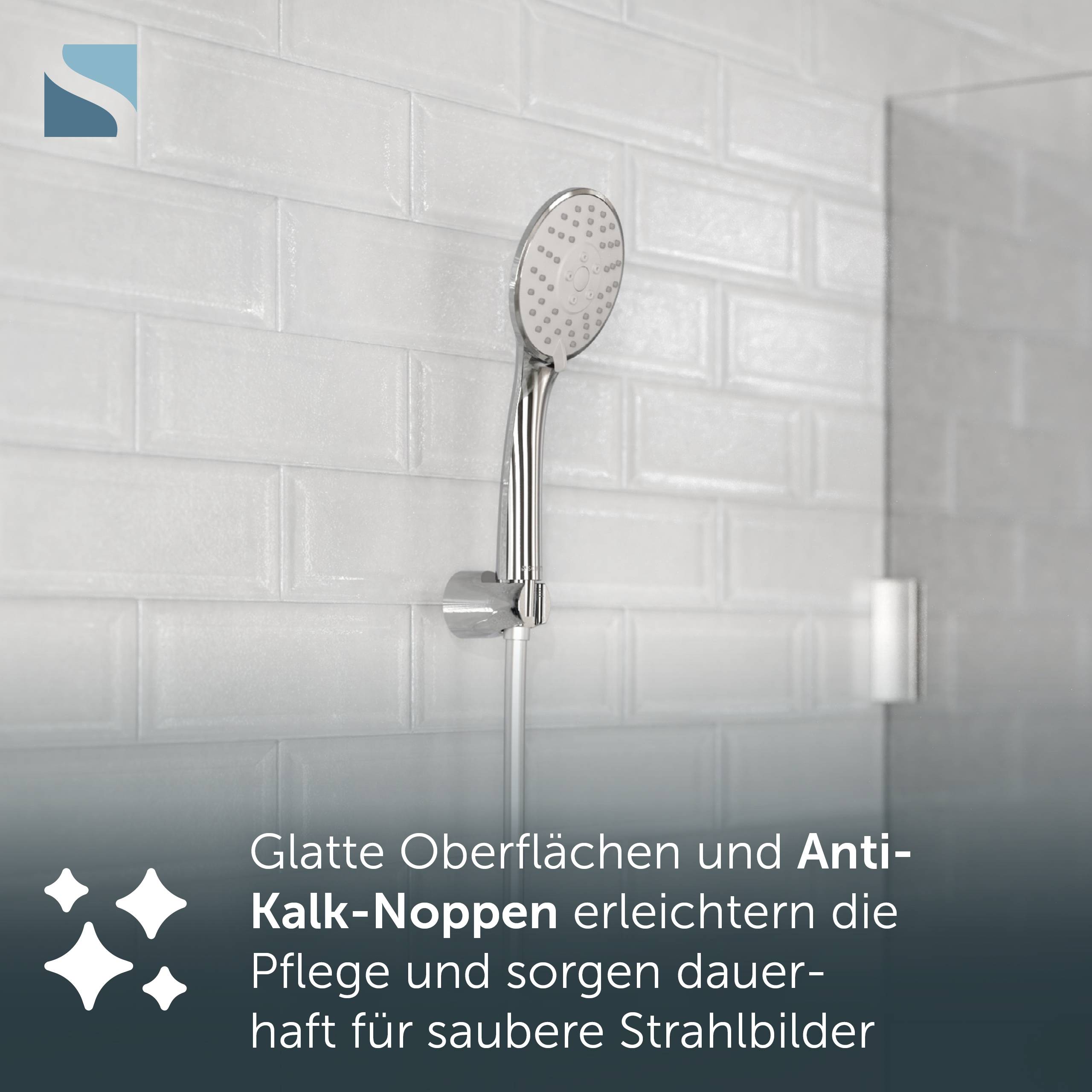 Duschkopf mit Anti-Kalk-Düsen auf glänzender gekachelter Wand; deutscher Text besagt, dass glatte Oberflächen und Anti-Kalk-Noppen die Reinigung erleichtern und die Sprühbilder sauber halten.