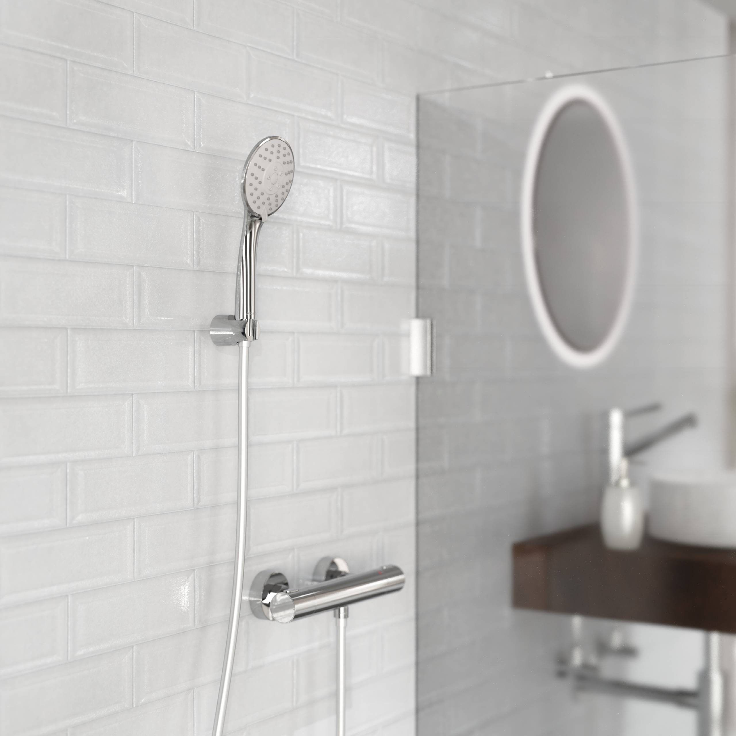 Ein modernes Badezimmer mit einer wandmontieren Dusche, einem runden Spiegel und einem hölzernen Regal, das einen Seifenspender hält, alles vor weißen Fliesen.