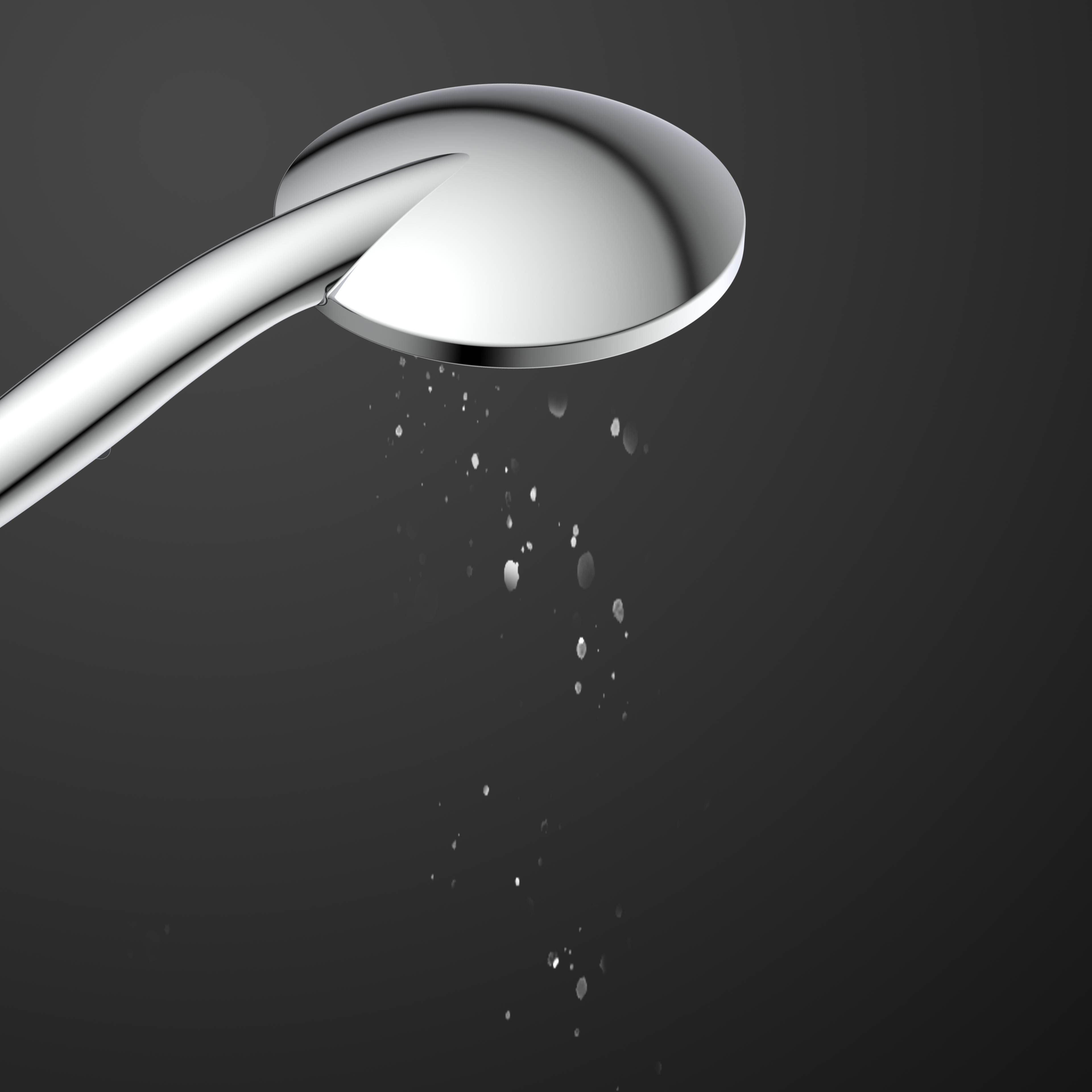 Ein glänzender verchromter Duschkopf sprüht feine Wassertropfen gegen einen dunkelgrauen Hintergrund und hebt sein elegantes, modernes Design hervor.
