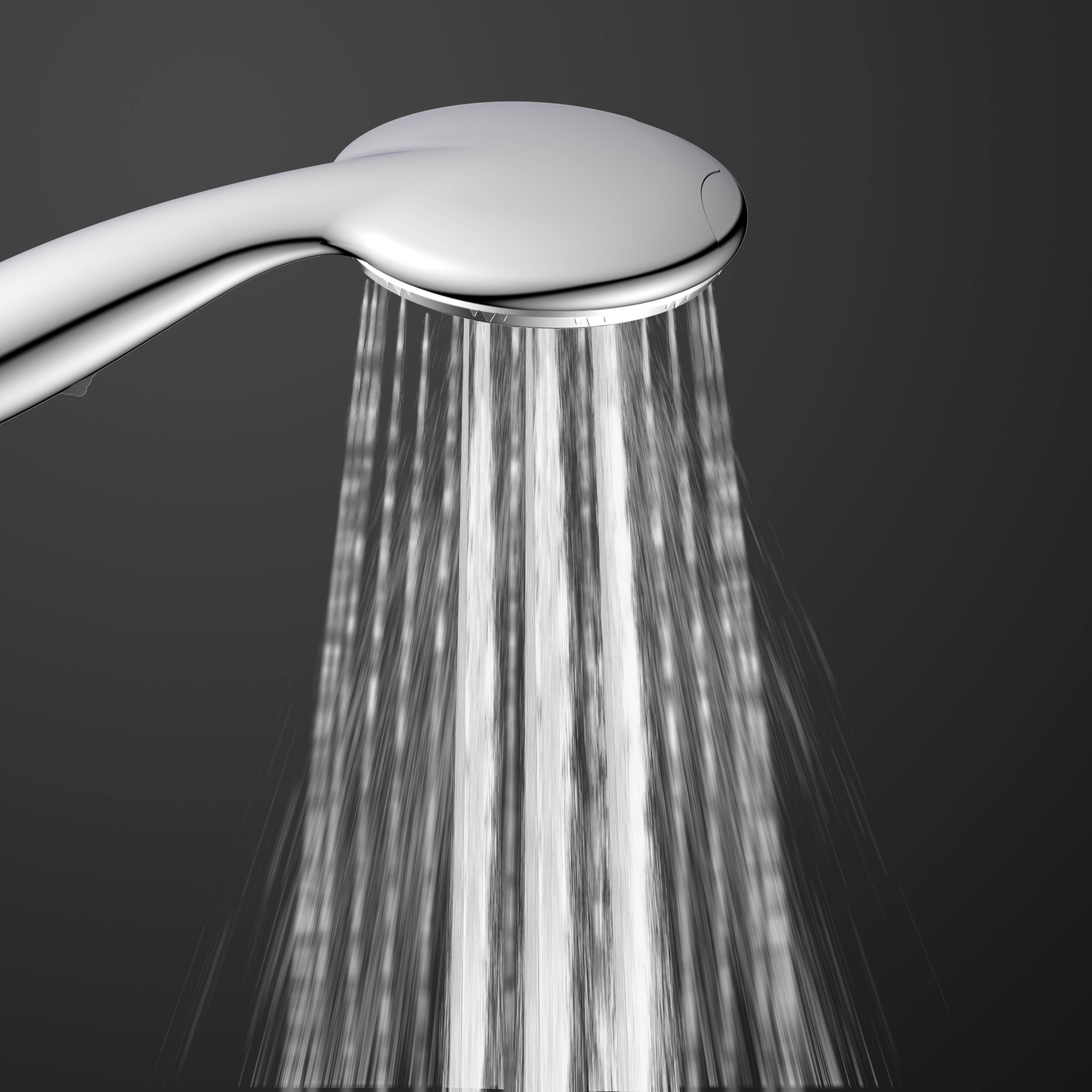 Ein verchromter Duschkopf mit Wasser, das nach unten spritzt, vor einem dunklen Hintergrund.