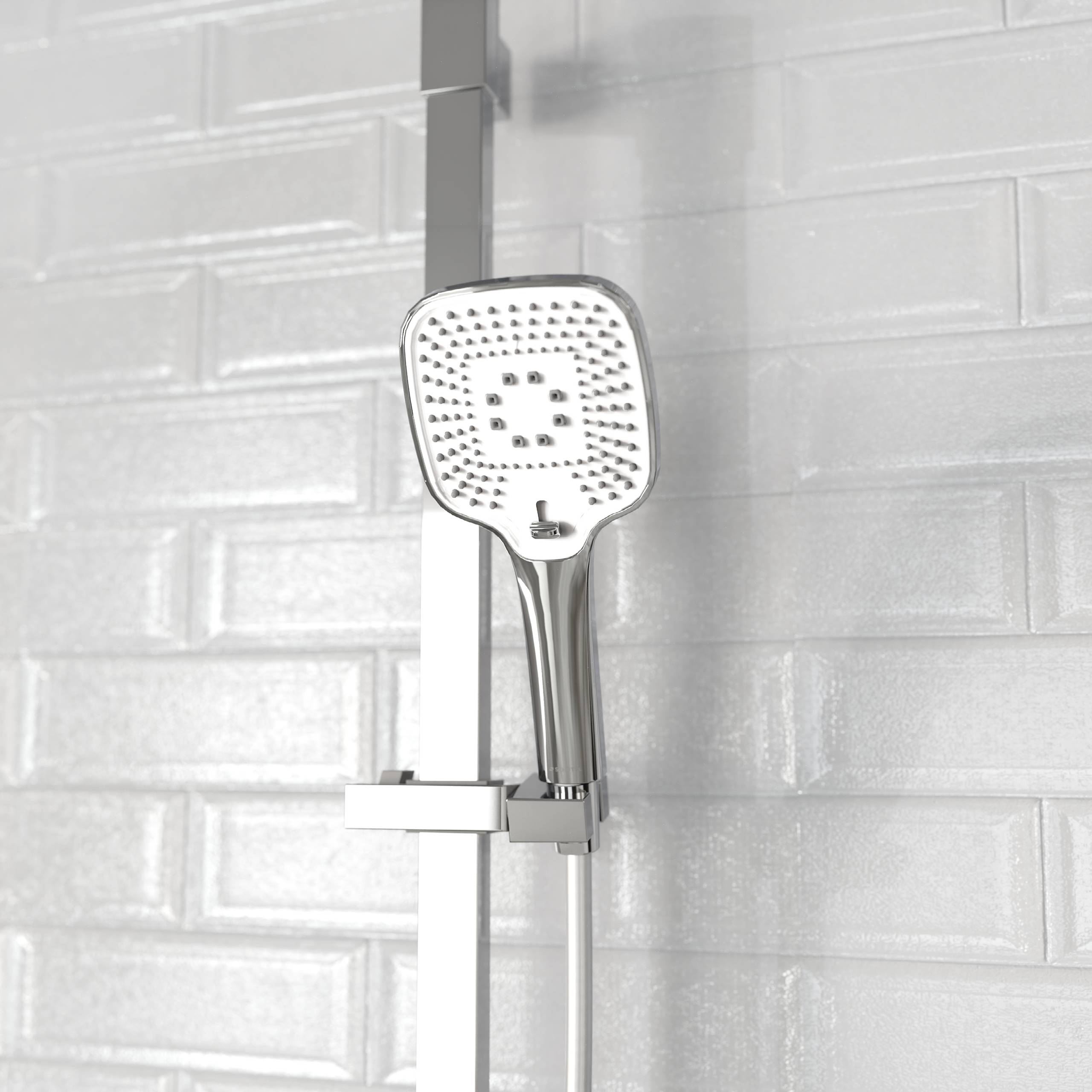 Ein verchromter Duschkopf, der an einer gefliesten Badezimmerwand montiert ist, mit einem modernen quadratischen Design und einem verstellbaren Höhenmechanismus.