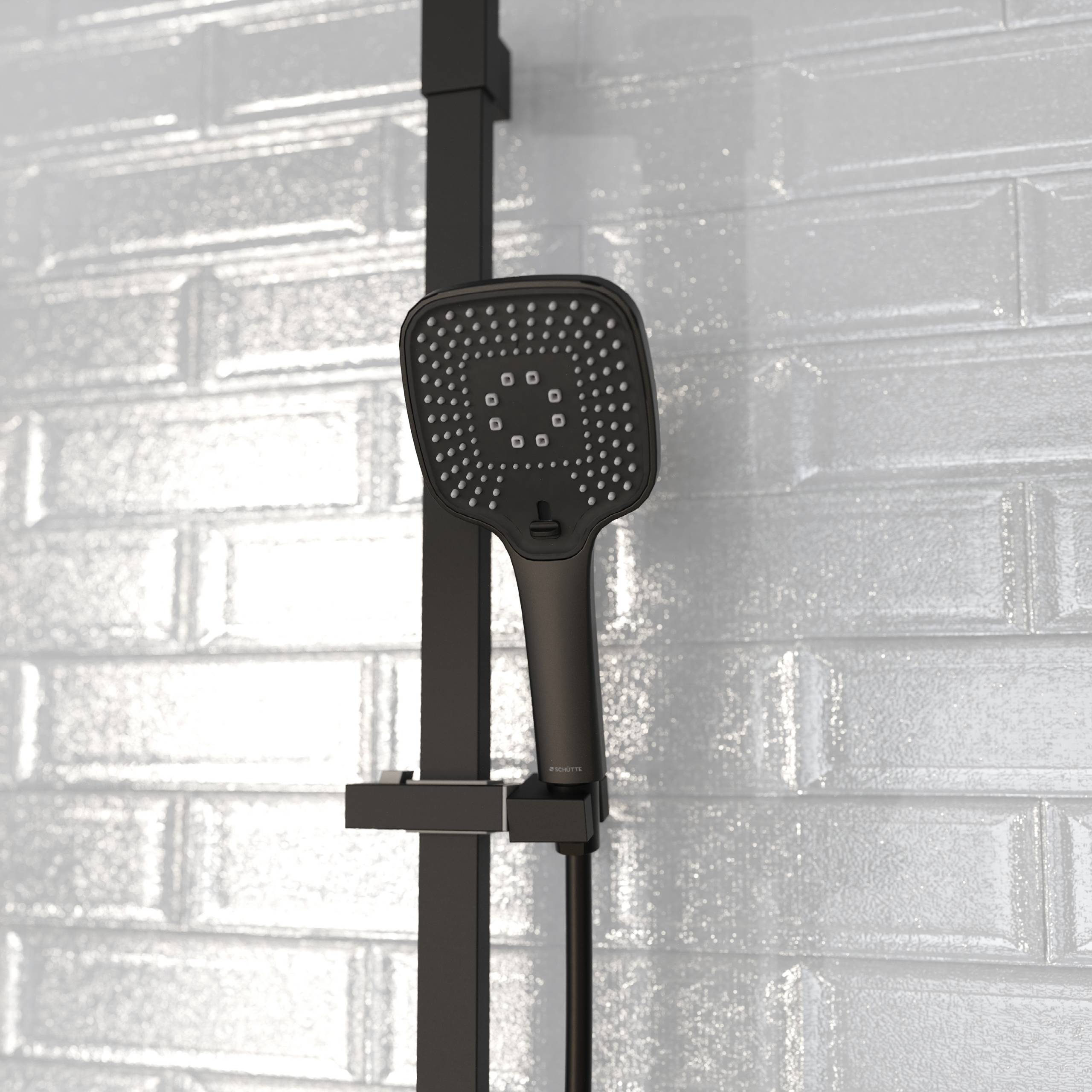 Ein moderner schwarzer Duschkopf an einer Wand mit rechteckigem Fliesenmuster montiert, mit einem eleganten Design und mehreren Wasserdüsen.