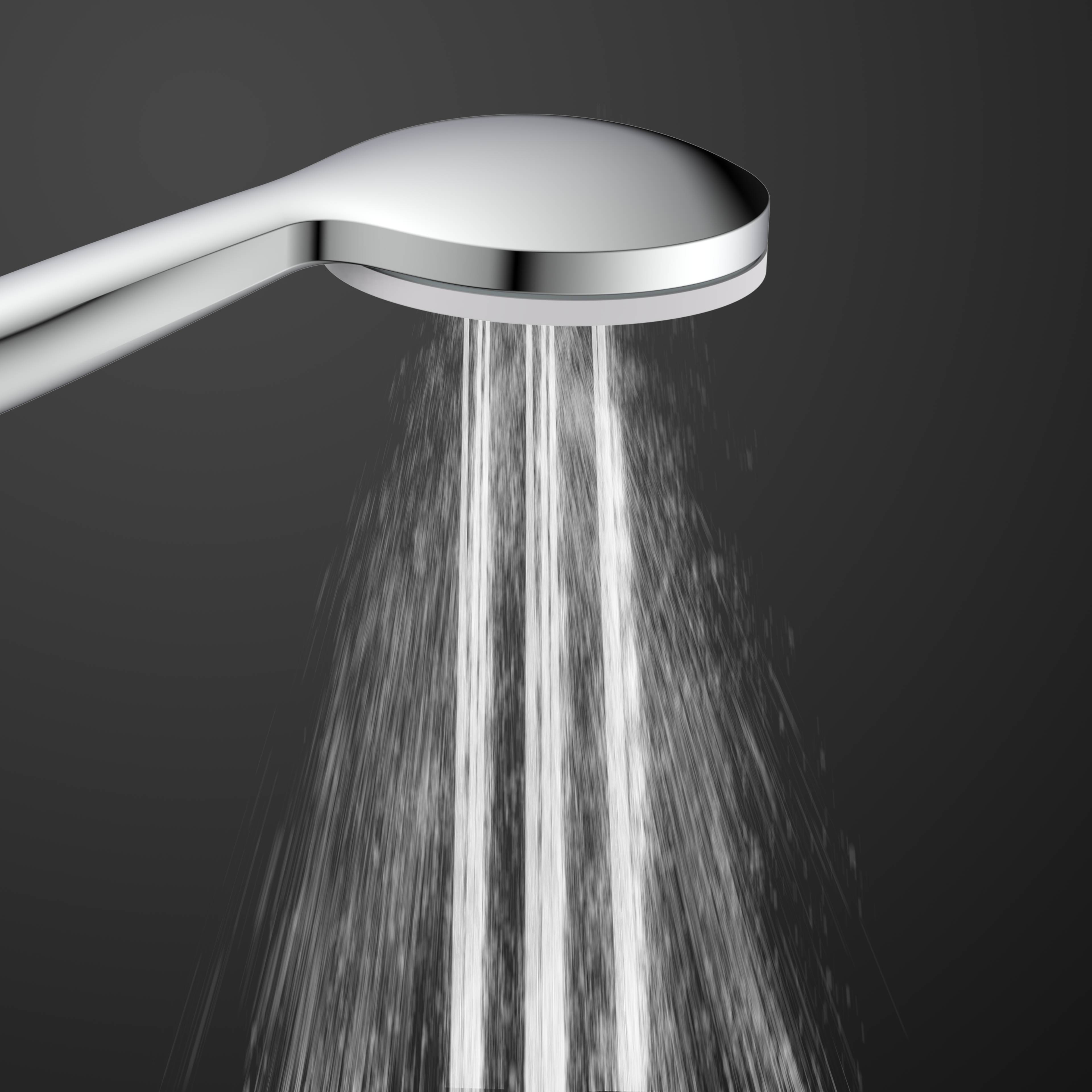 Ein verchromter Duschkopf gibt einen gleichmäßigen Wasserstrom vor einem dunkelgrauen Hintergrund ab.