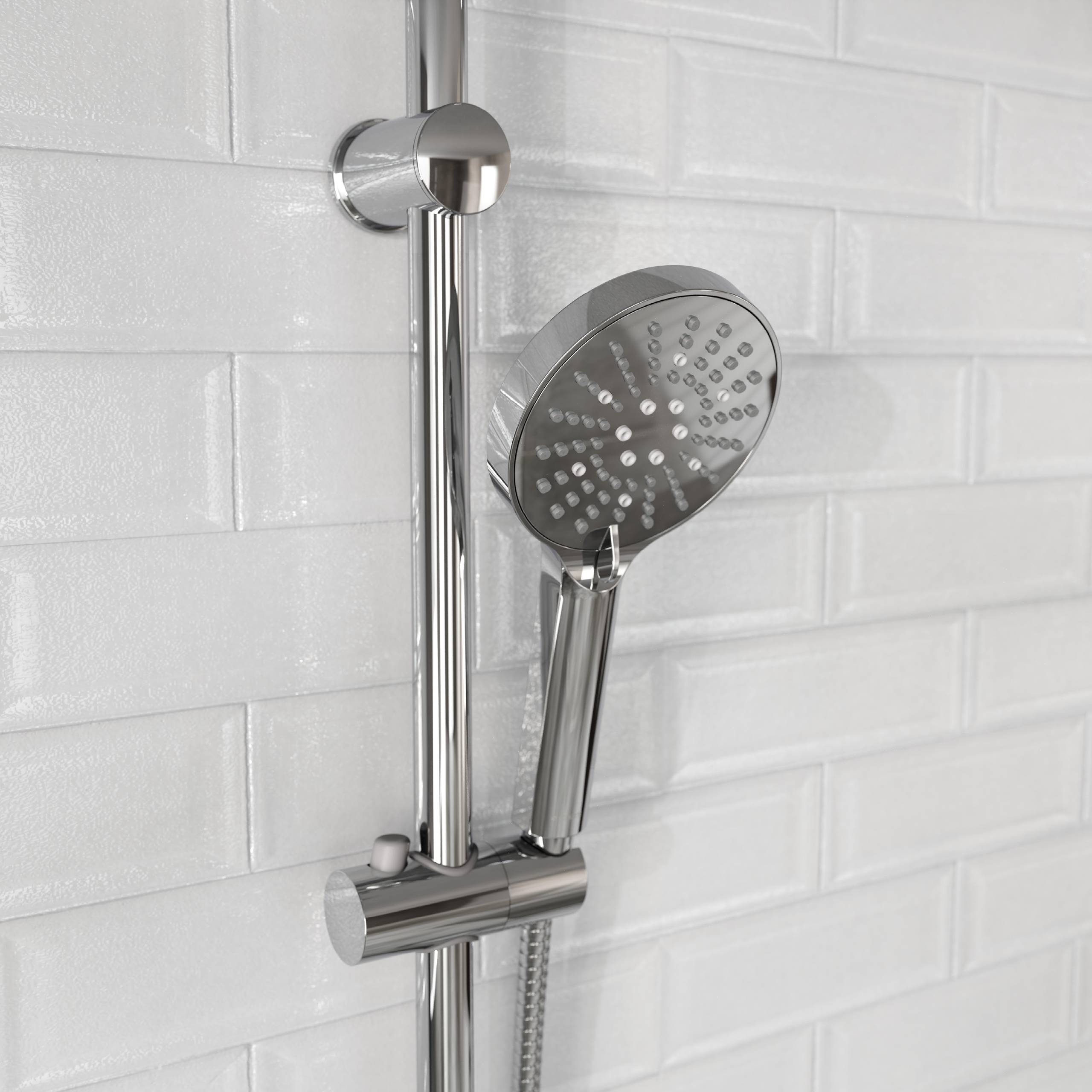 Ein verchromter tragbarer Duschkopf ist an einer Wand mit weißen U-Bahn-Fliesen montiert und verfügt über mehrere Sprüheinstellungen.