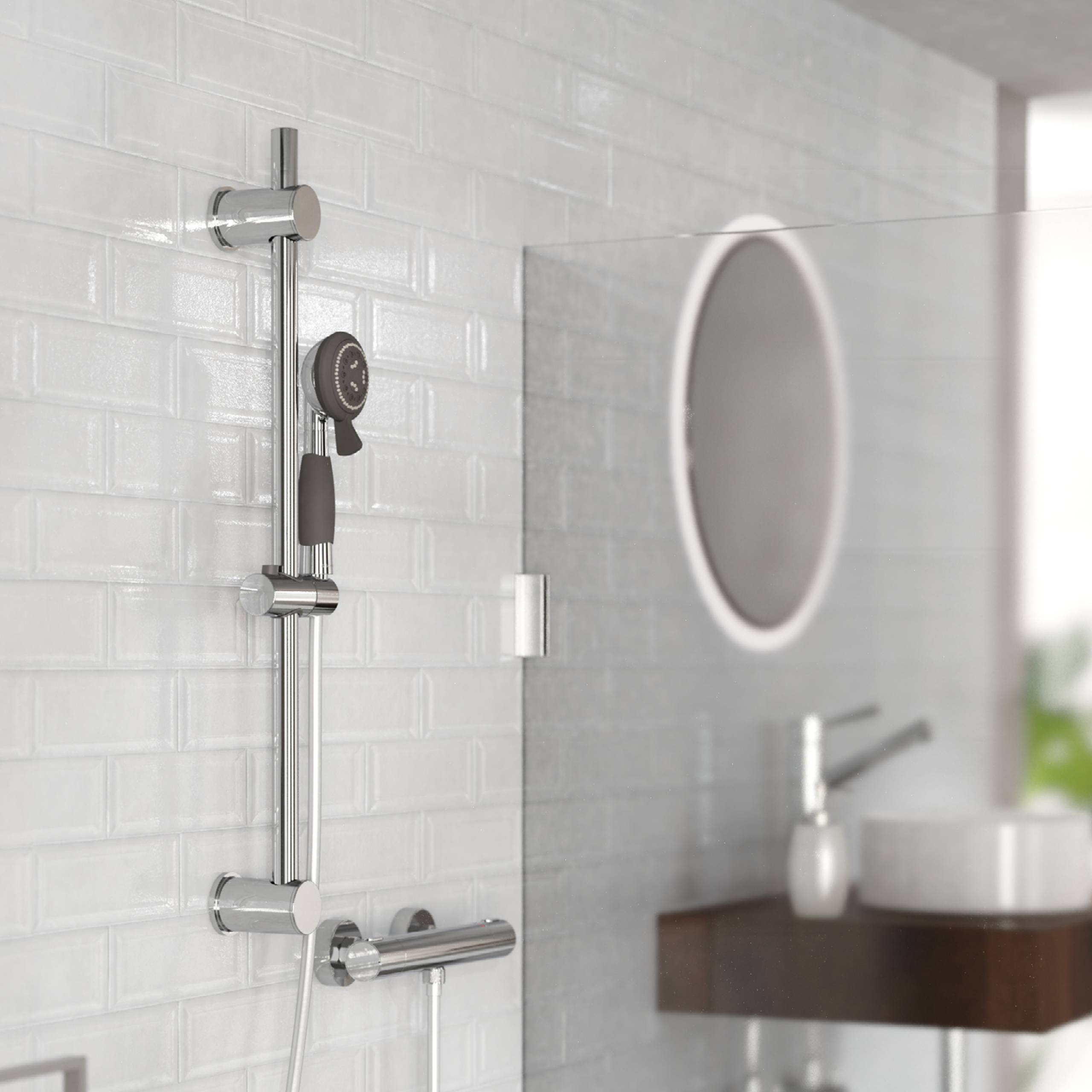 Ein moderner Chromduschkopf, der auf einer verstellbaren vertikalen Schiene montiert ist, mit weiß gefliester Wand und unscharfem Badezimmerspiegel im Hintergrund.