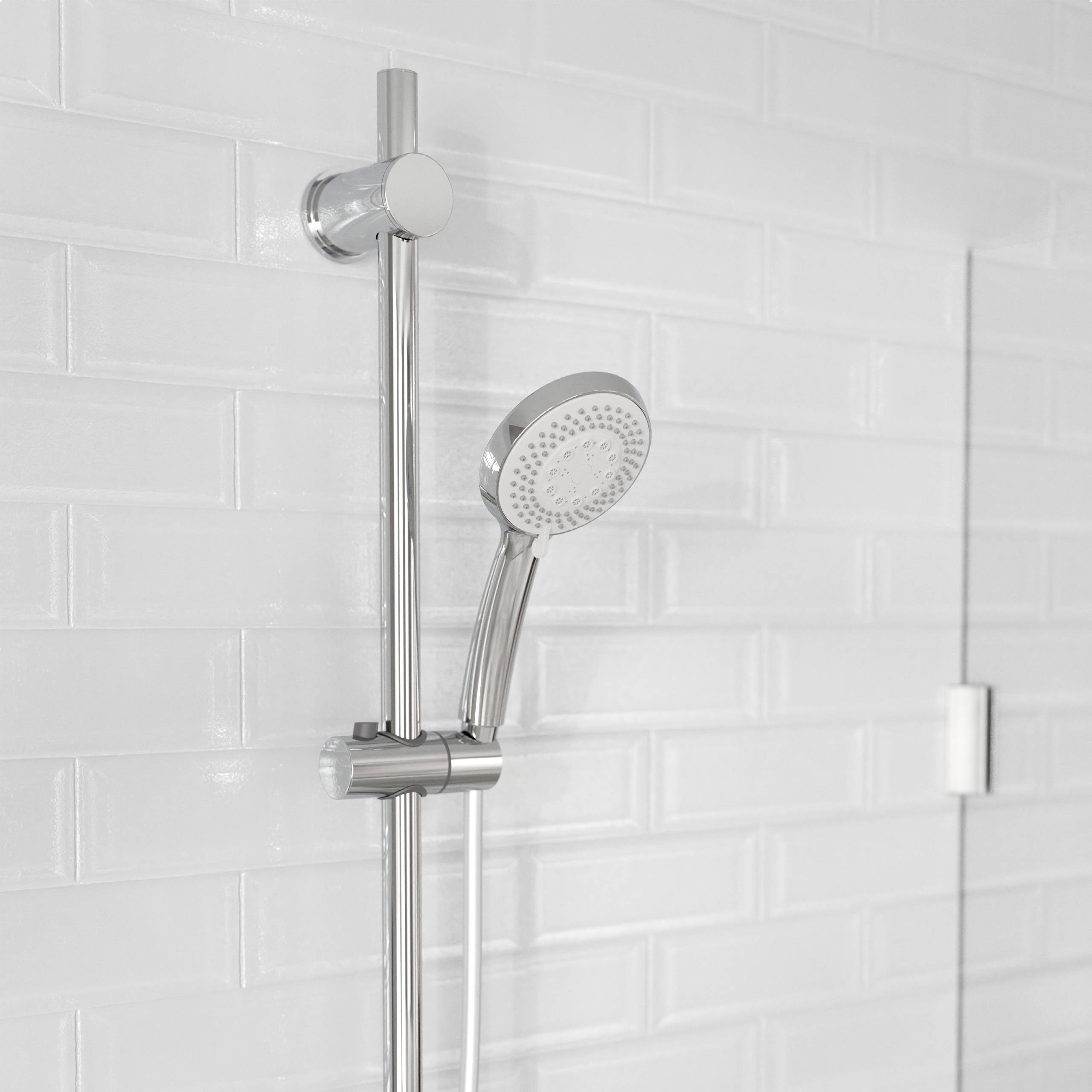 Ein moderner verchromter Duschkopf mit verstellbarer Höhe ist an einer weißen gefliesten Wand montiert.