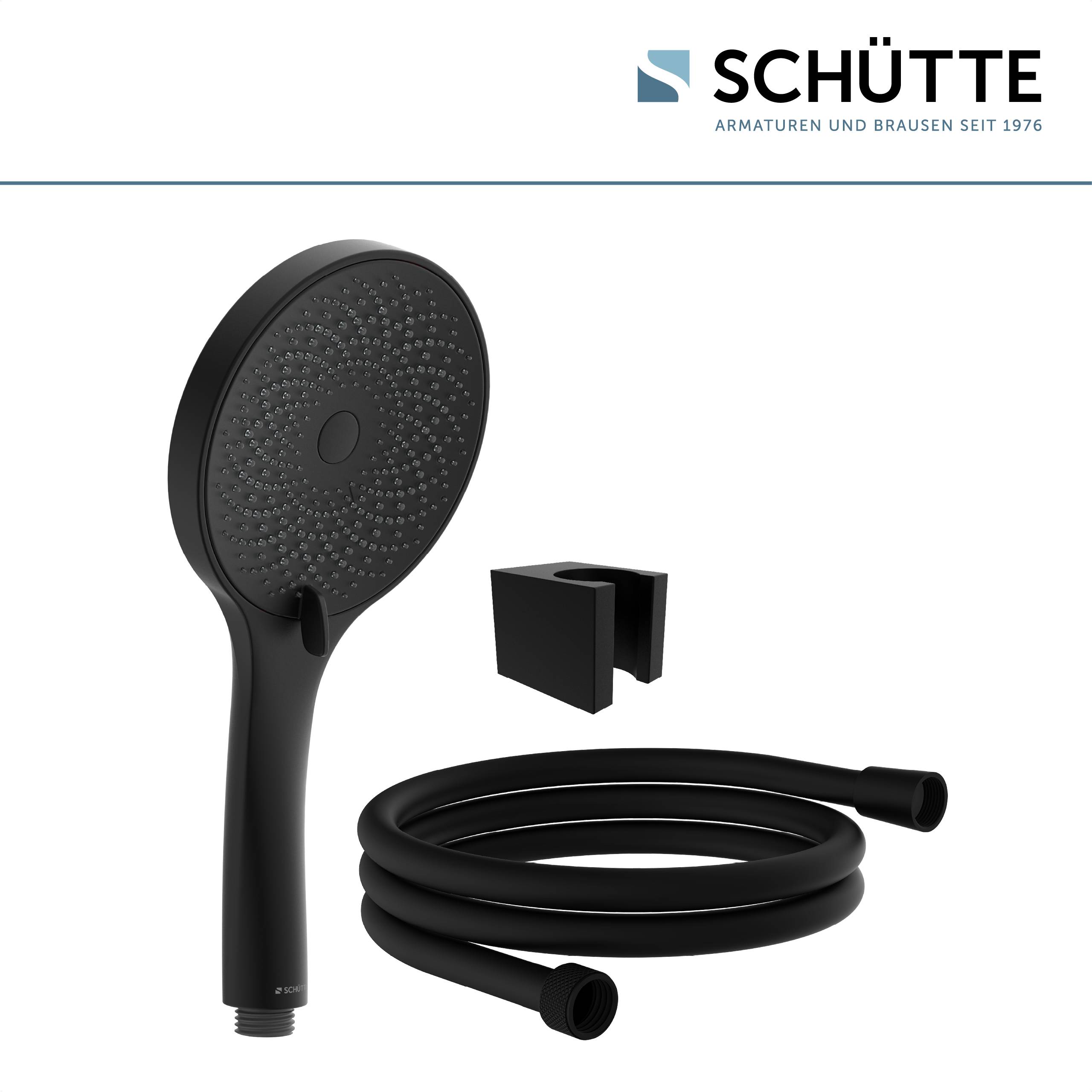 Schwarzes tragbares Duschset mit Schlauch und Wandhalterung, oben rechts mit der Marke „SCHÜTTE