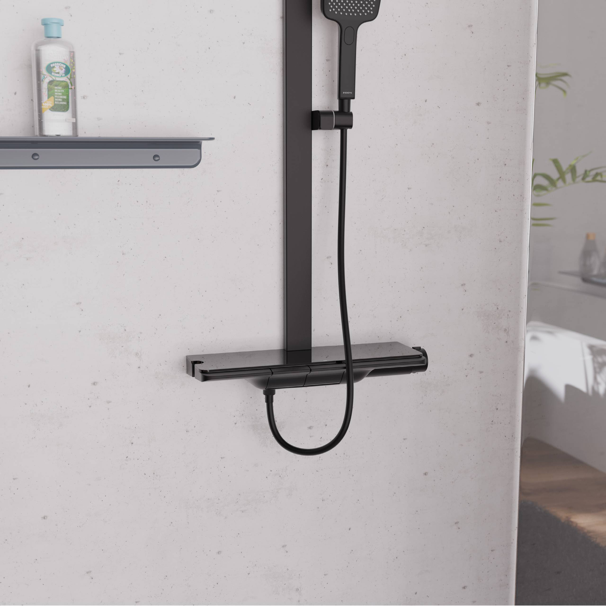 Schwarzes Duschsystem mit Handbrausekopf und Regal an einer hellen Badezimmerwand, mit einer sichtbaren Badewanne im Hintergrund.